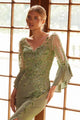 Elegante vestido con abertura y mangas acampanadas con apliques de Nox Anabel MD129