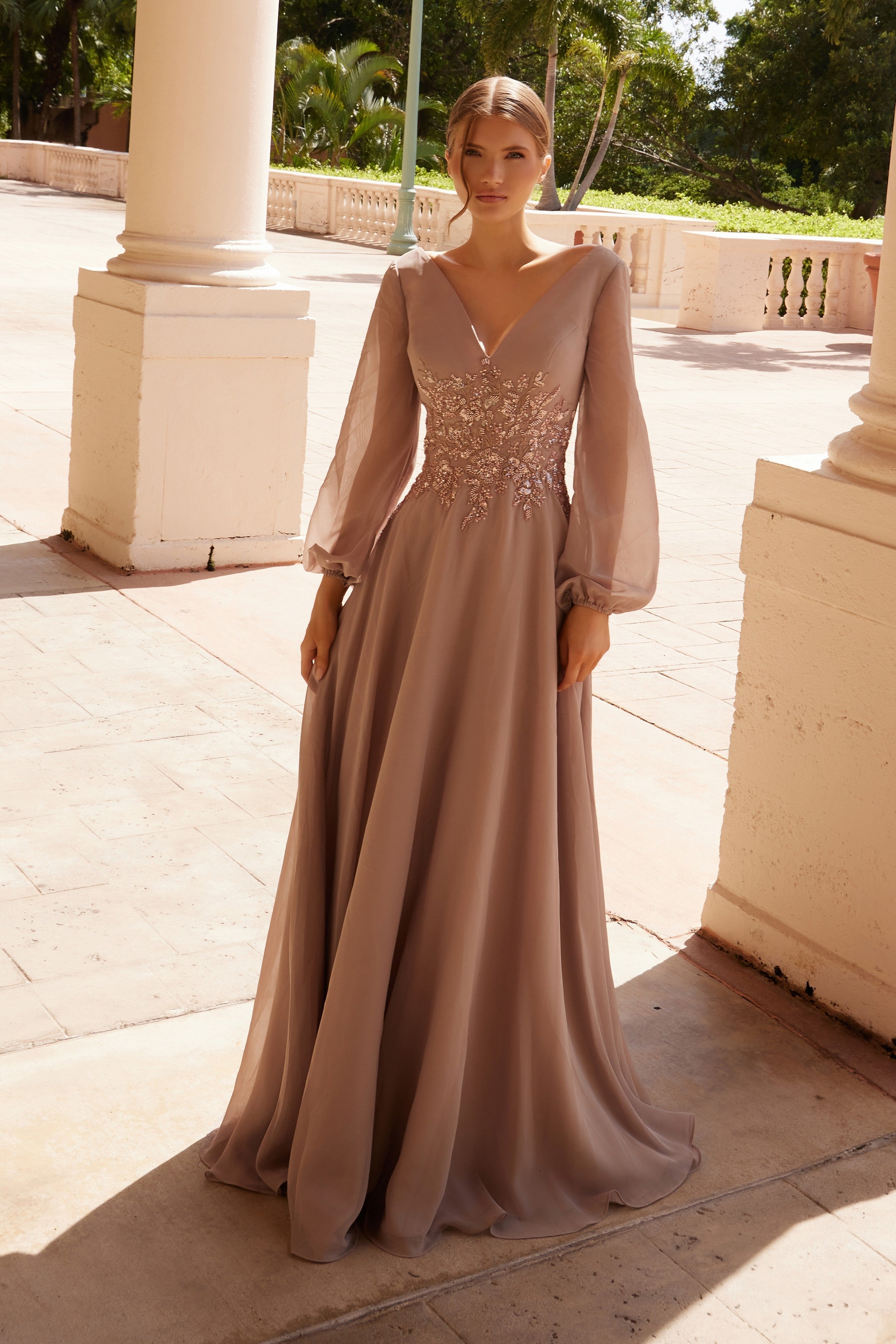 Nox Anabel ME128: Vestido fluido de gasa con mangas largas