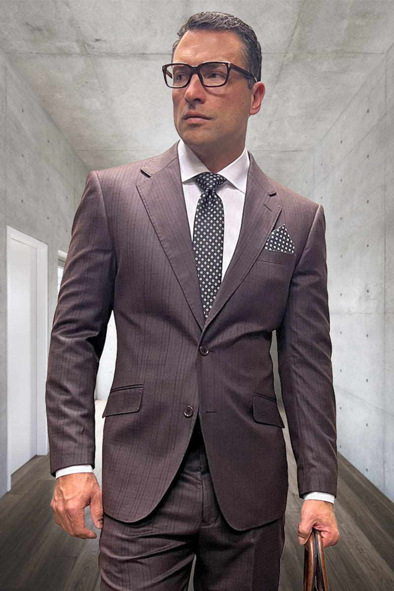 Traje de lana de diseñador para hombre, de dos botones y raya diplomática marrón.