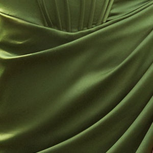 Vestido metálico ajustado sin tirantes con abertura de Poly USA 9684