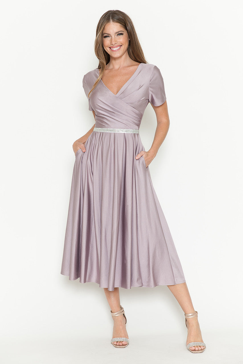 Vestido de cóctel midi Lenovia 5274 con escote en V, manga corta y cintura de diamantes de imitación. Ideal para bodas y eventos formales.
