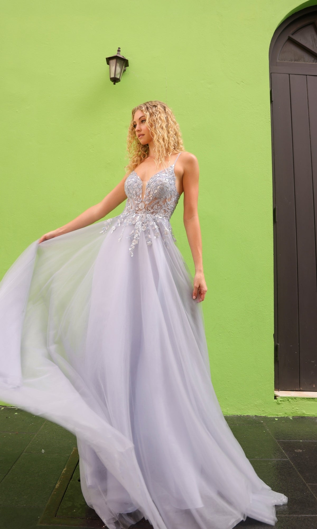 Vestido de fiesta largo de tul con escote en A y espalda en V profundo Q1391