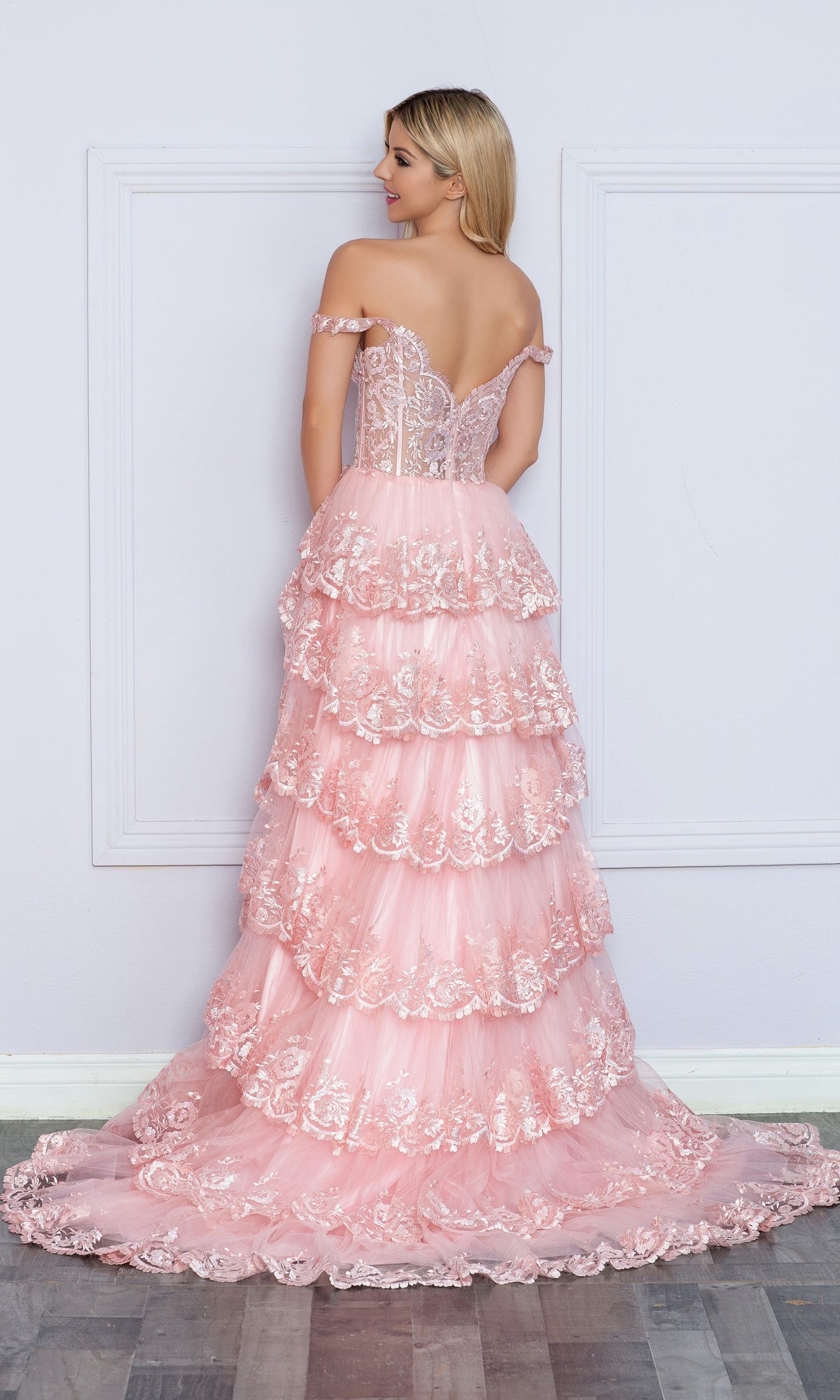 Vestido de fiesta de encaje con hombros descubiertos de Nox Anabel R1299
