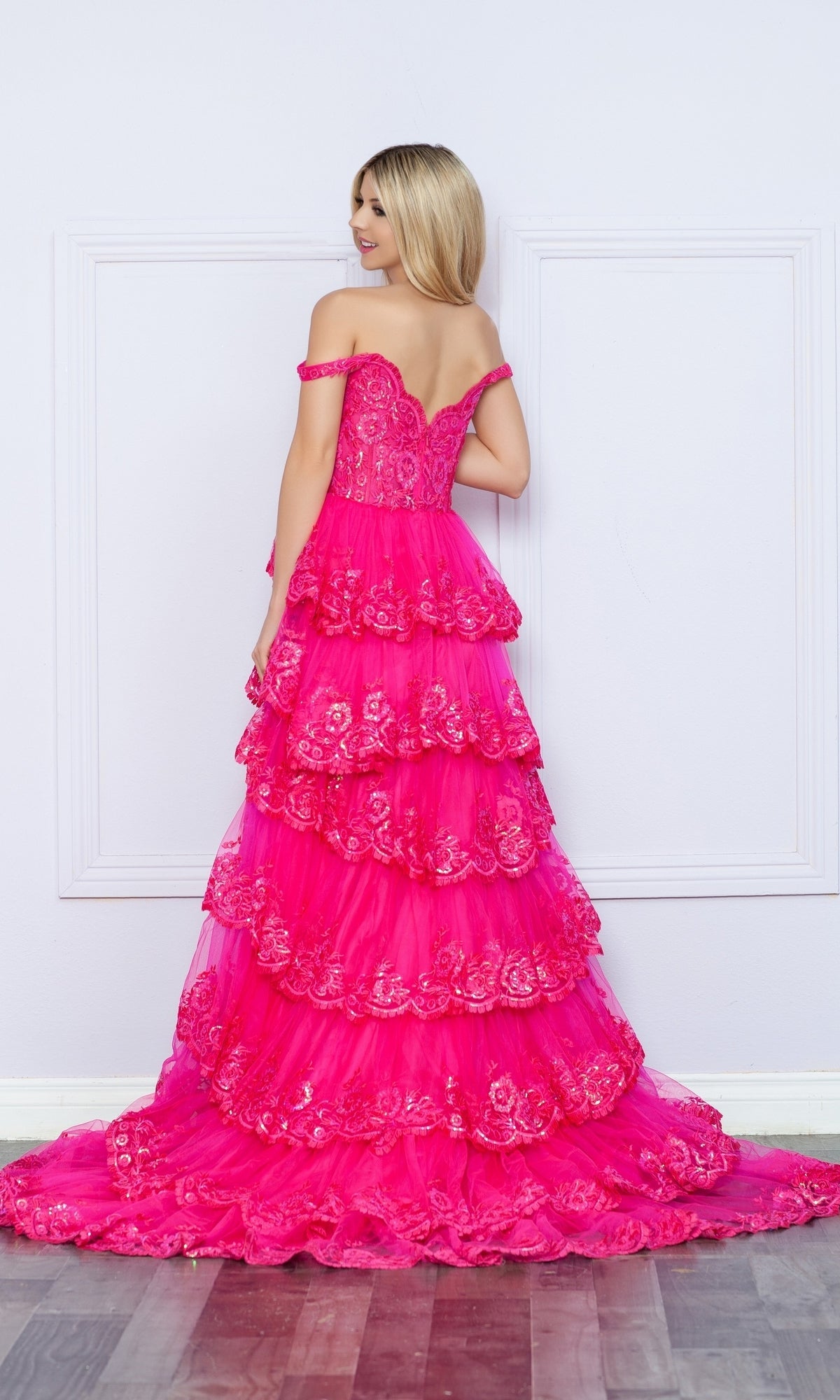 Vestido de fiesta de encaje con hombros descubiertos de Nox Anabel R1299