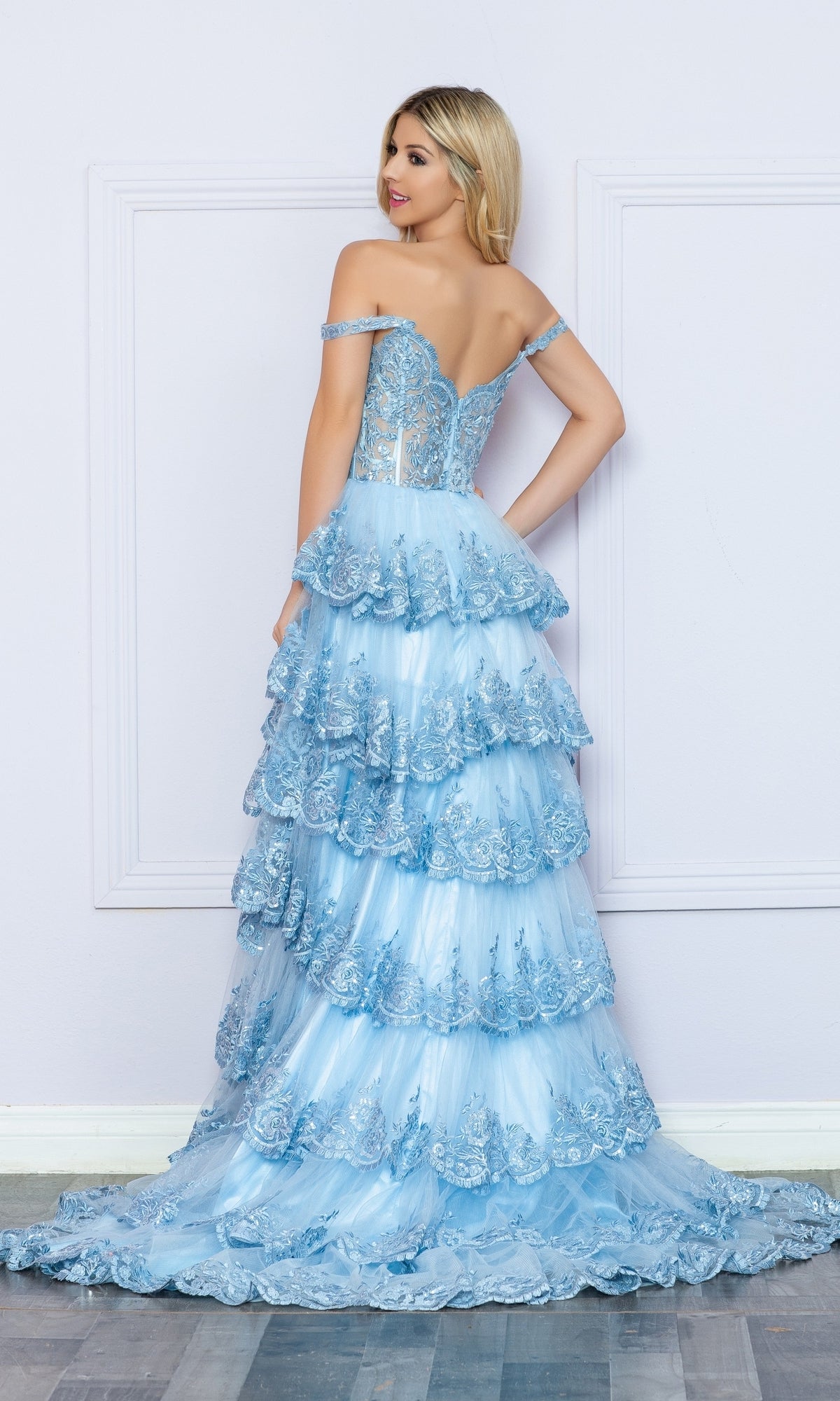 Vestido de fiesta de encaje con hombros descubiertos de Nox Anabel R1299
