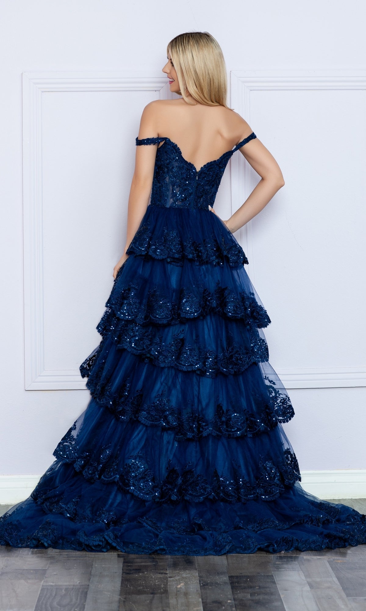 Vestido de fiesta de encaje con hombros descubiertos de Nox Anabel R1299