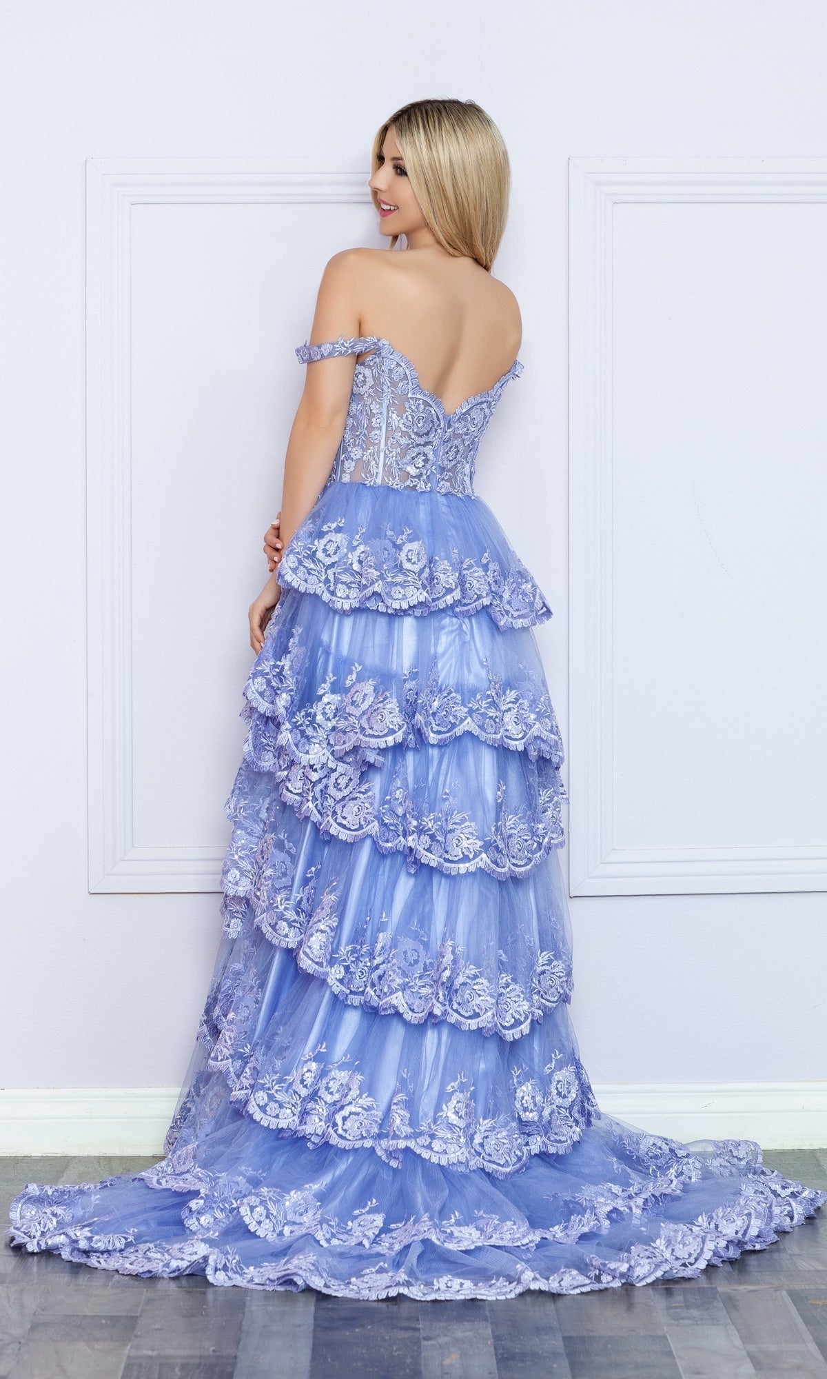 Vestido de fiesta de encaje con hombros descubiertos de Nox Anabel R1299