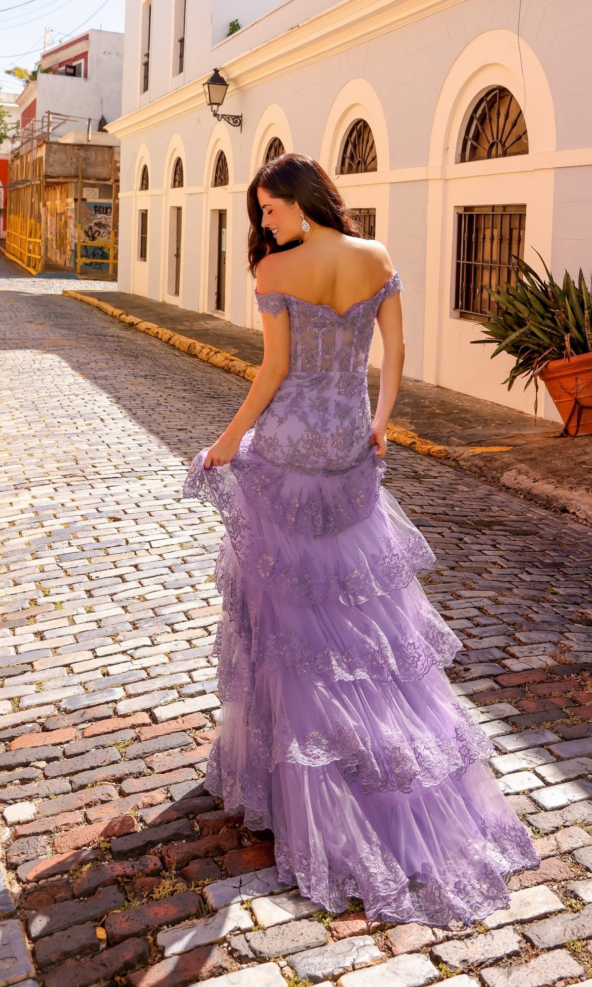 Elegante vestido de fiesta con volantes y encaje con hombros descubiertos R1301