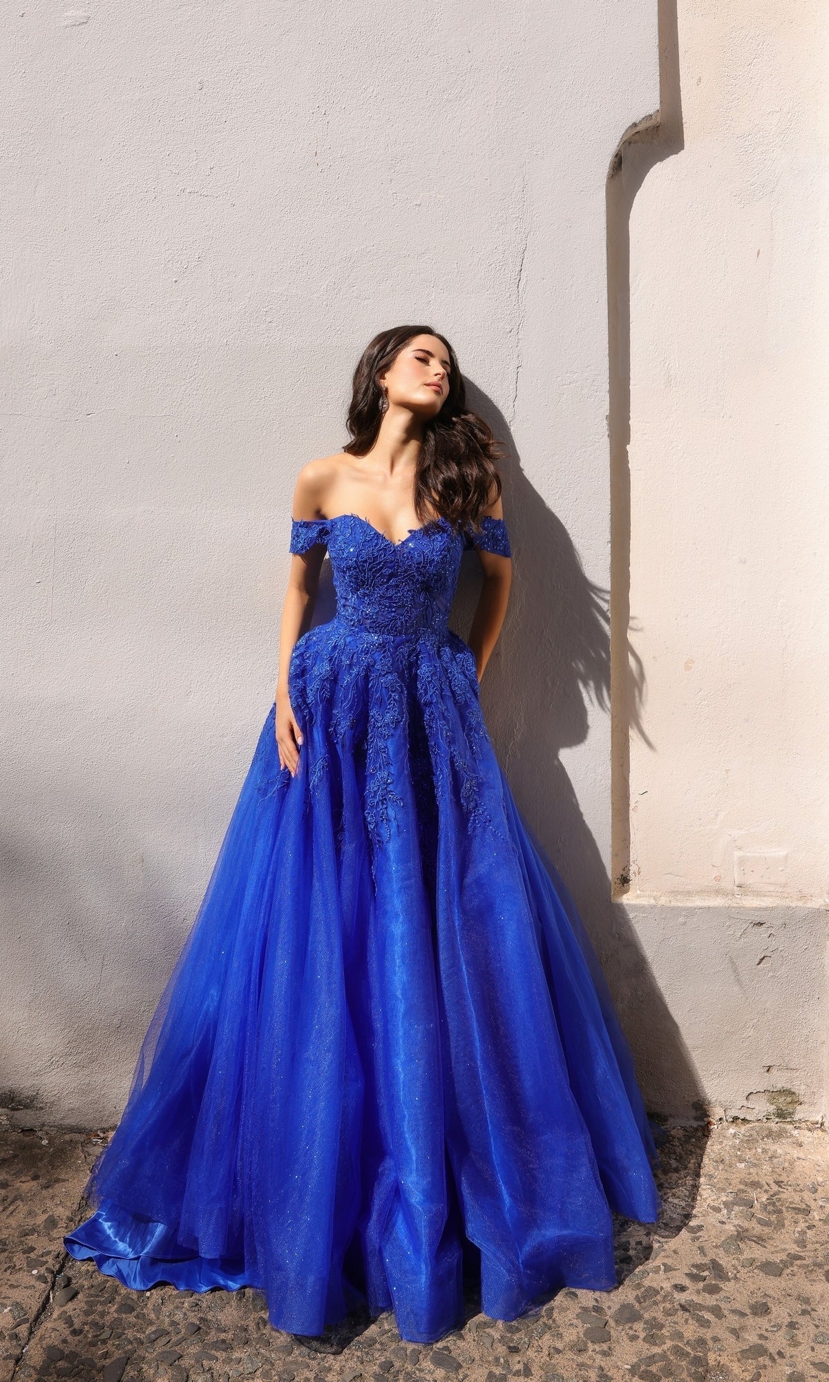 Impresionante vestido de fiesta de tul con hombros descubiertos R1303