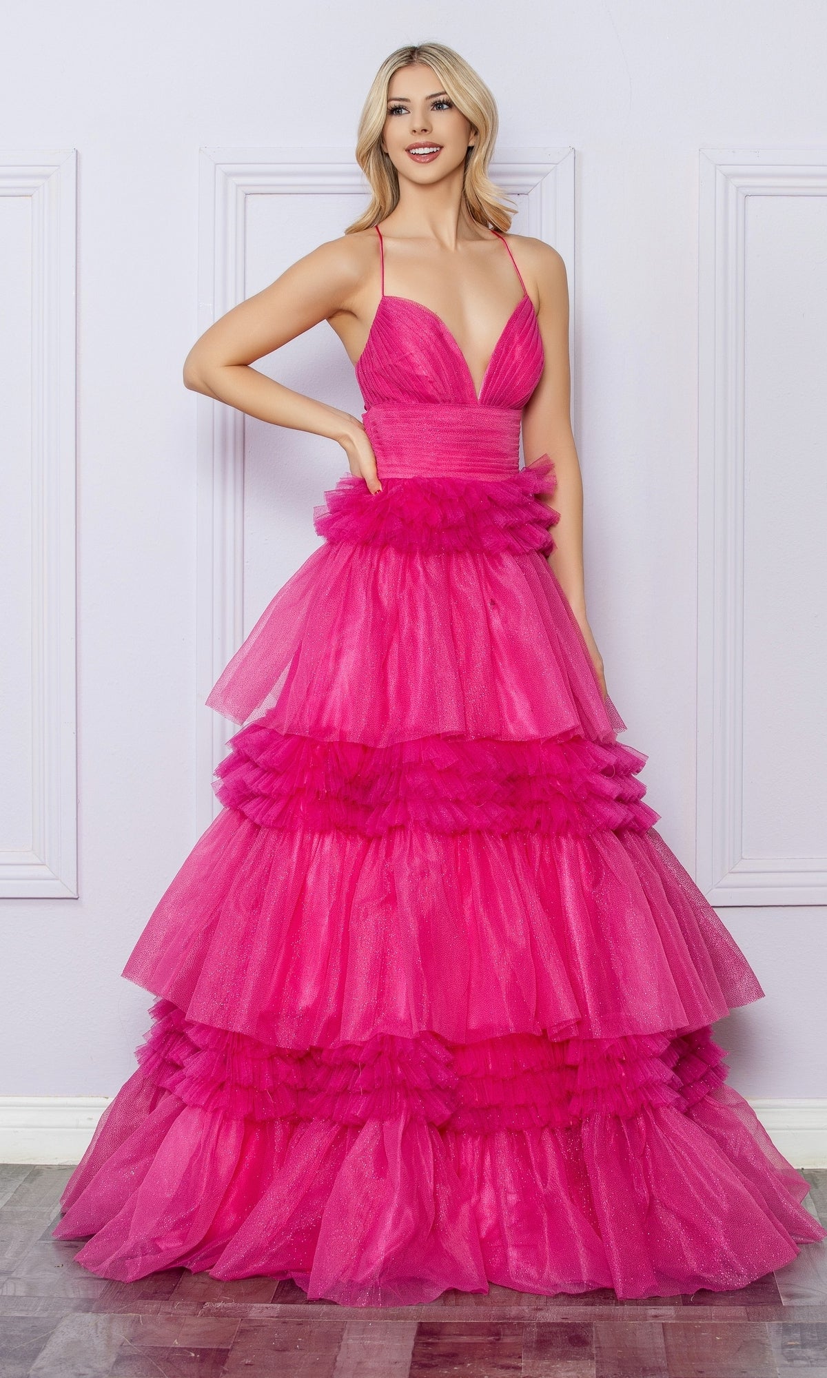 Vestido de fiesta con volantes y purpurina de Nox Anabel R1316