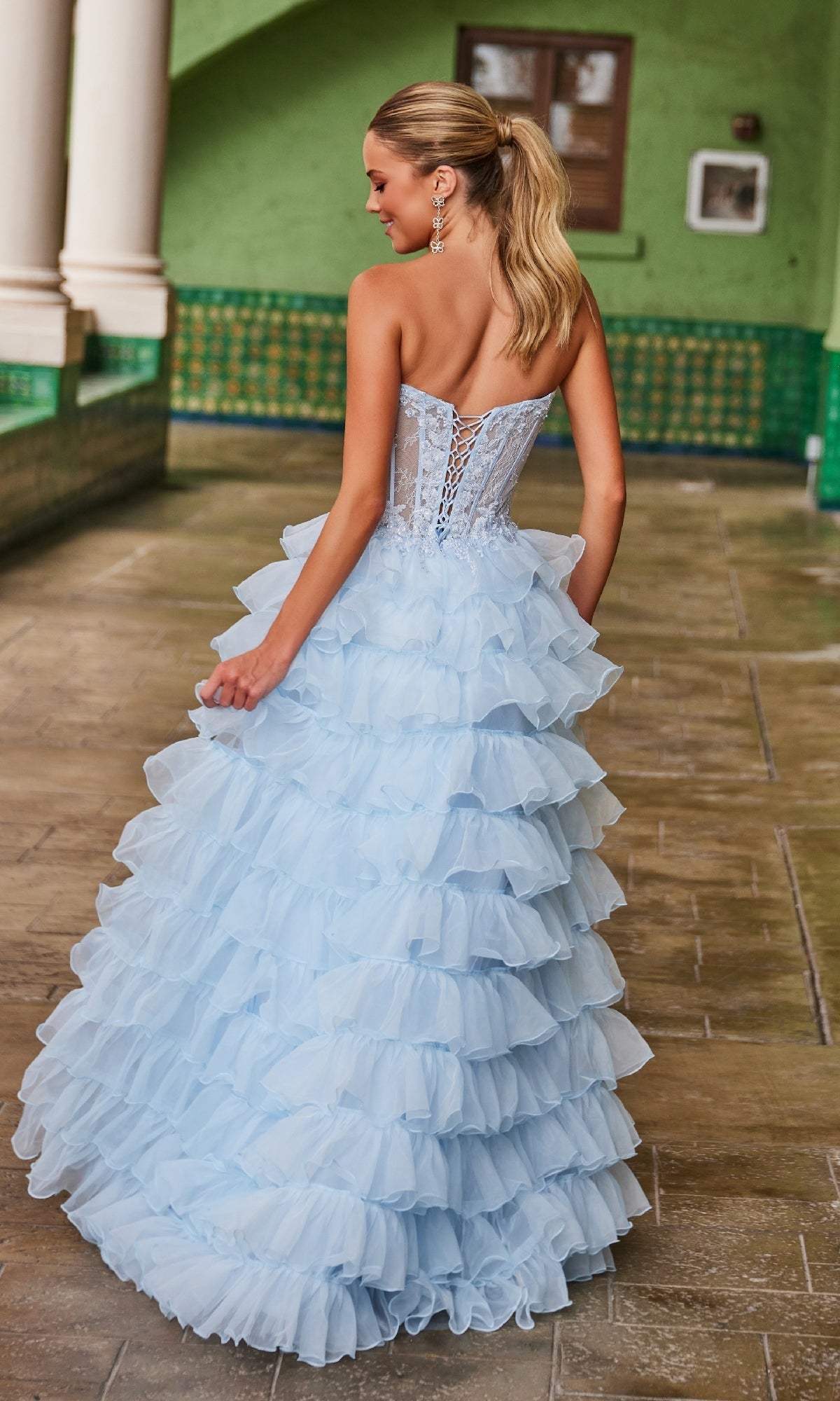 Nox Anabel R1688 – Vestido de fiesta sin tirantes con volantes