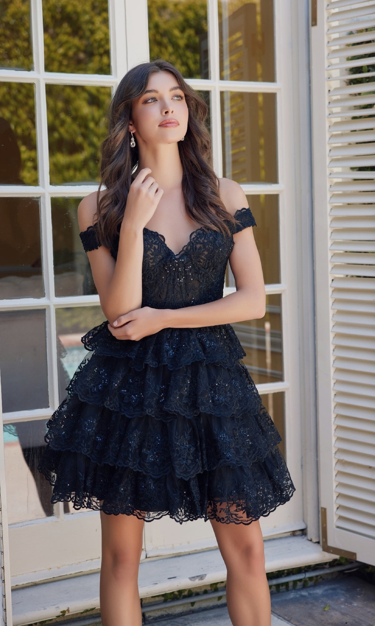 Vestido corto y coqueto de encaje con volantes | Nox Anabel R877