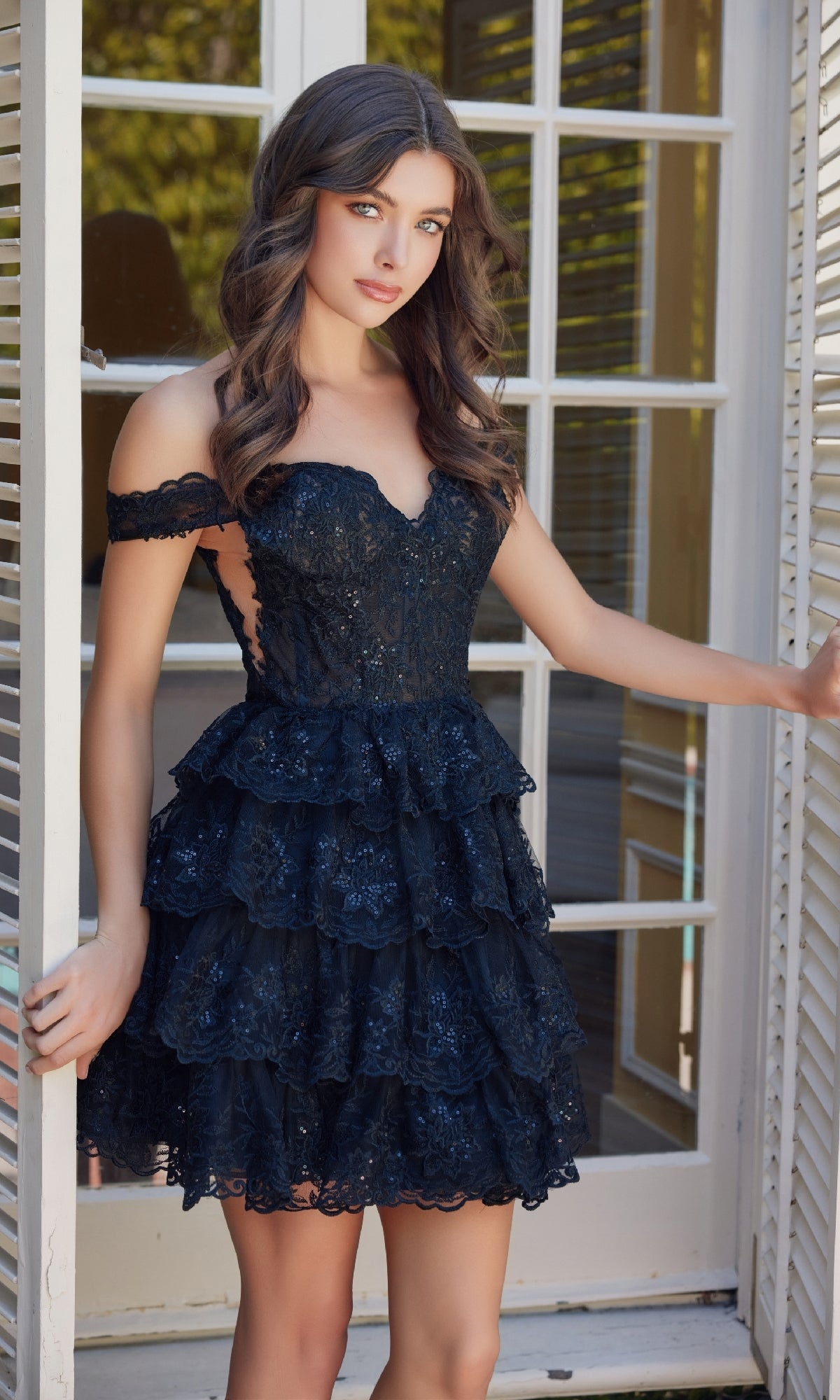 Vestido corto y coqueto de encaje con volantes | Nox Anabel R877