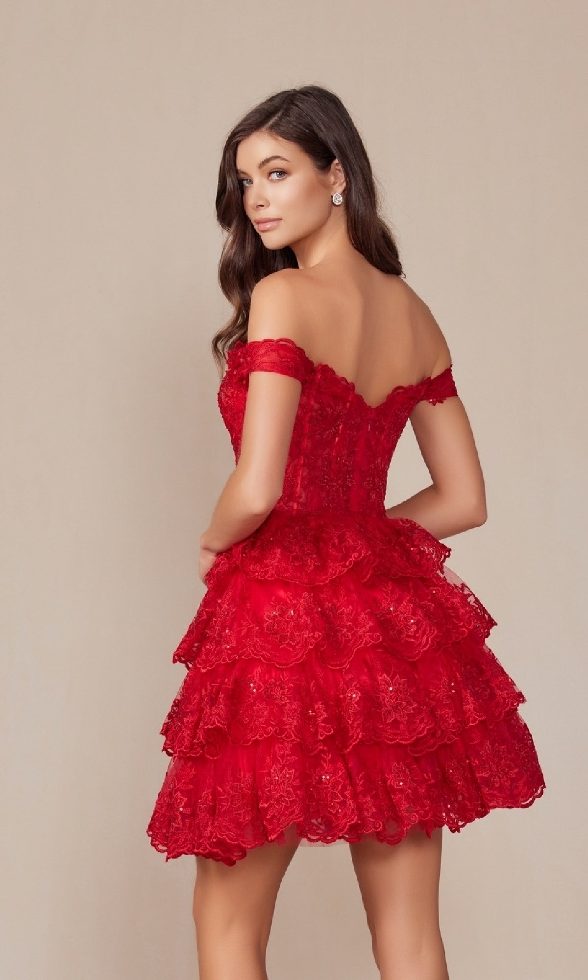 Vestido corto y coqueto de encaje con volantes | Nox Anabel R877