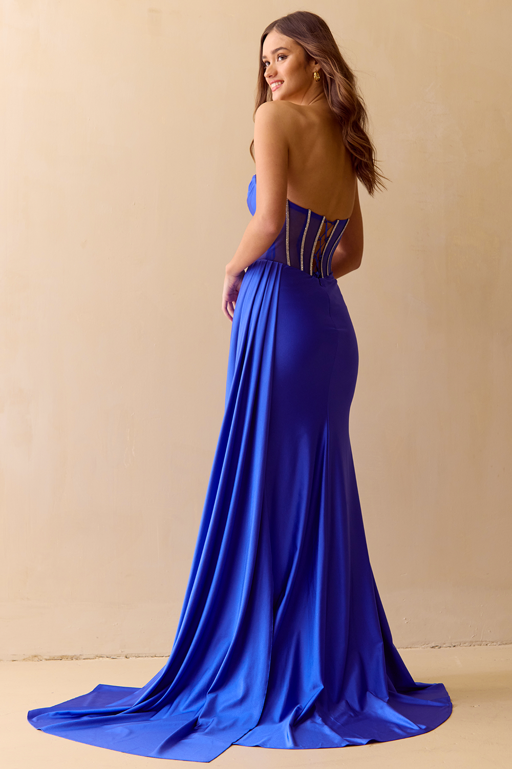 Vestido de noche de sirena con escote corazón y cuentas de Amelia Couture 3099