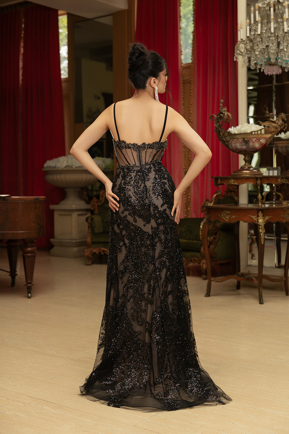 Vestido de noche sin mangas con lentejuelas y corte entallado de Royal Queen RQ8160
