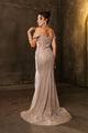 Vestido de noche con hombros descubiertos y corte entallado de Royal Queen RQ8198