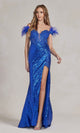 Vestido de lentejuelas con hombros descubiertos y tirantes de plumas de lujo