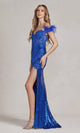 Vestido de lentejuelas con hombros descubiertos y tirantes de plumas de lujo