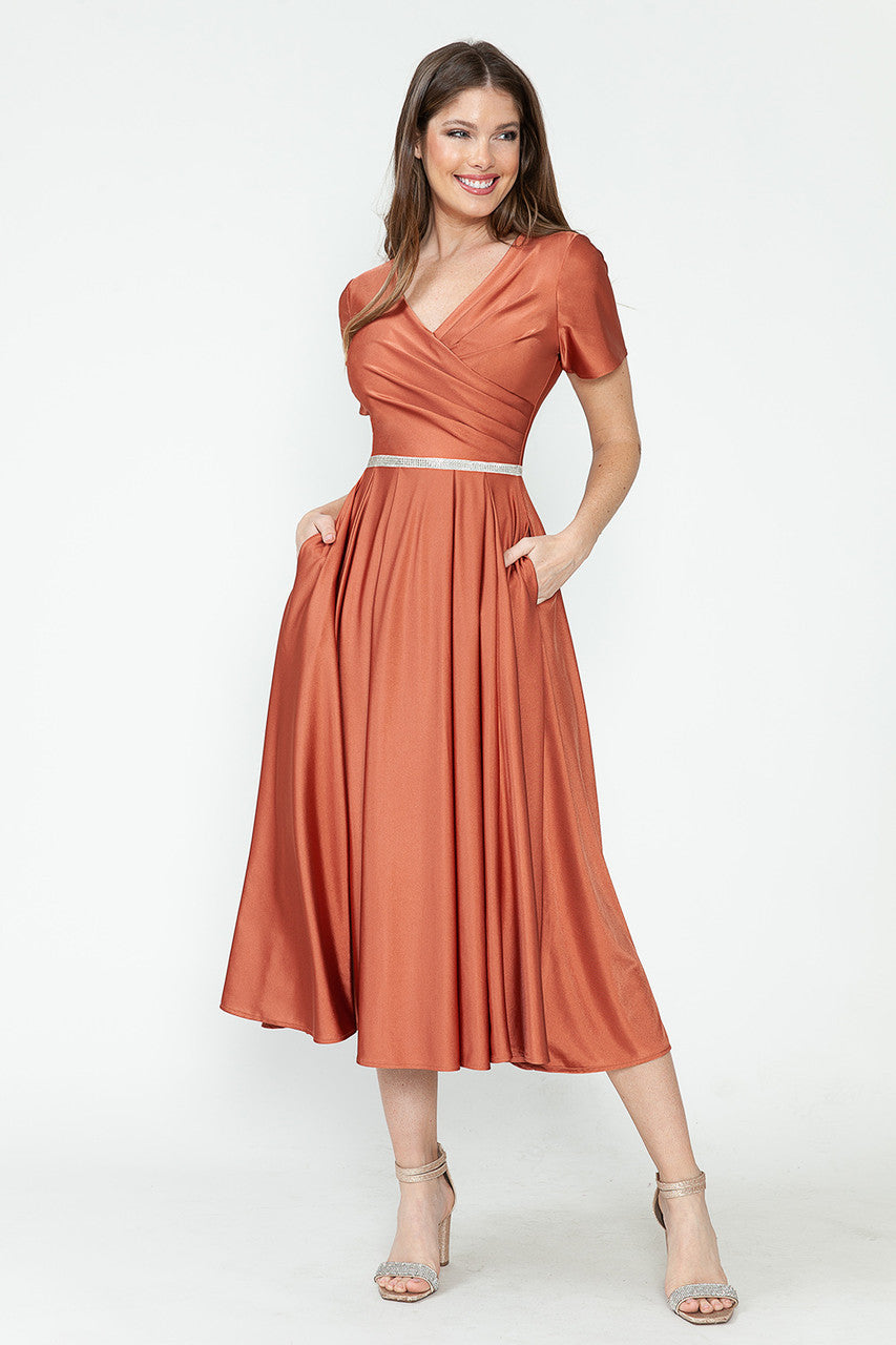 Vestido de cóctel midi Lenovia 5274 con escote en V, manga corta y cintura de diamantes de imitación. Ideal para bodas y eventos formales.