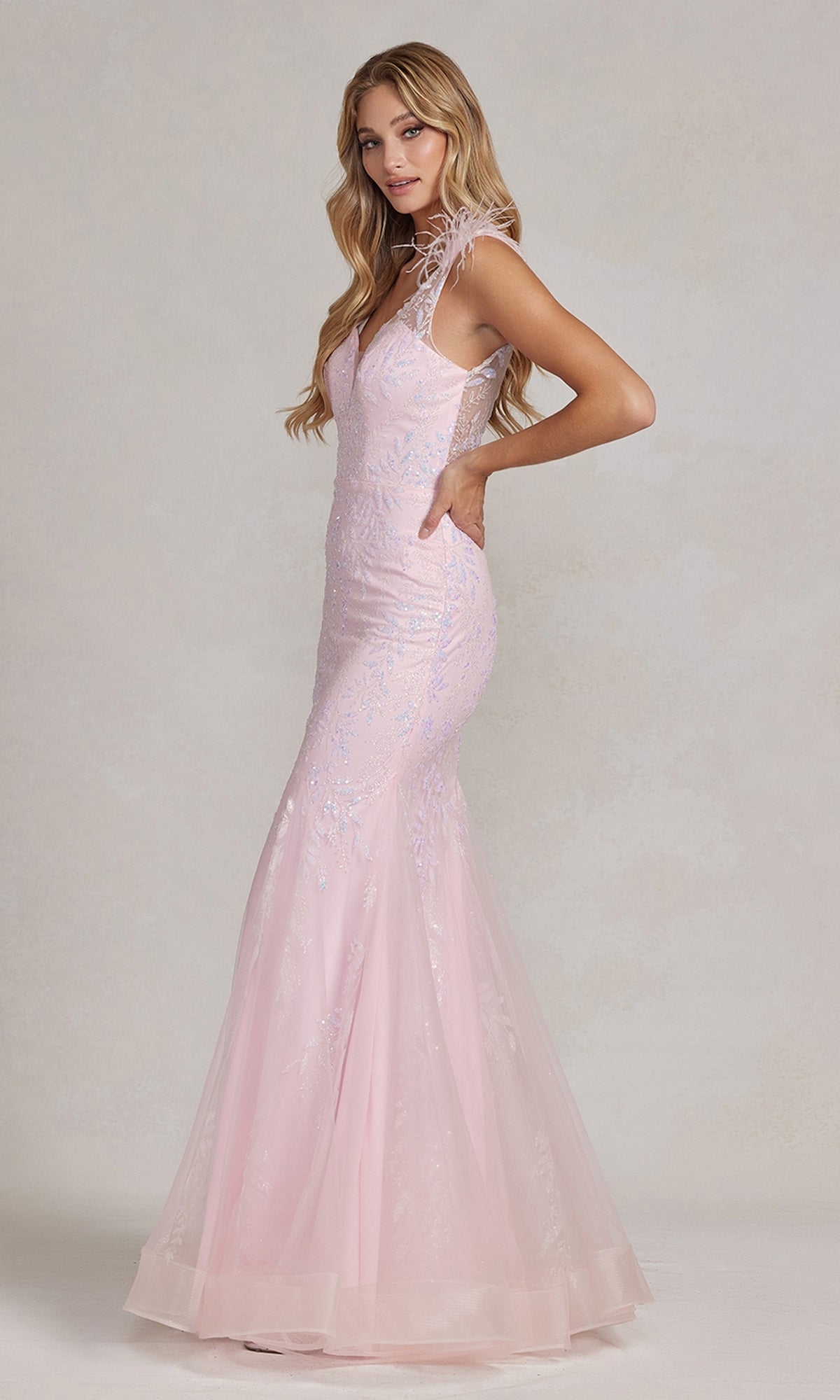 Vestido de fiesta de sirena con tirantes de plumas T1208