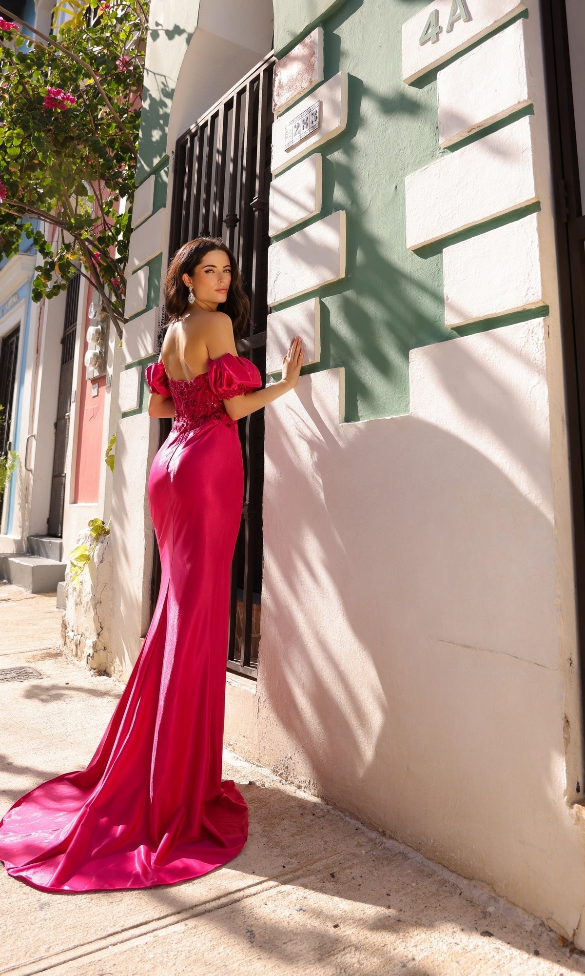Vestido de fiesta sin tirantes T1329 con mangas abullonadas