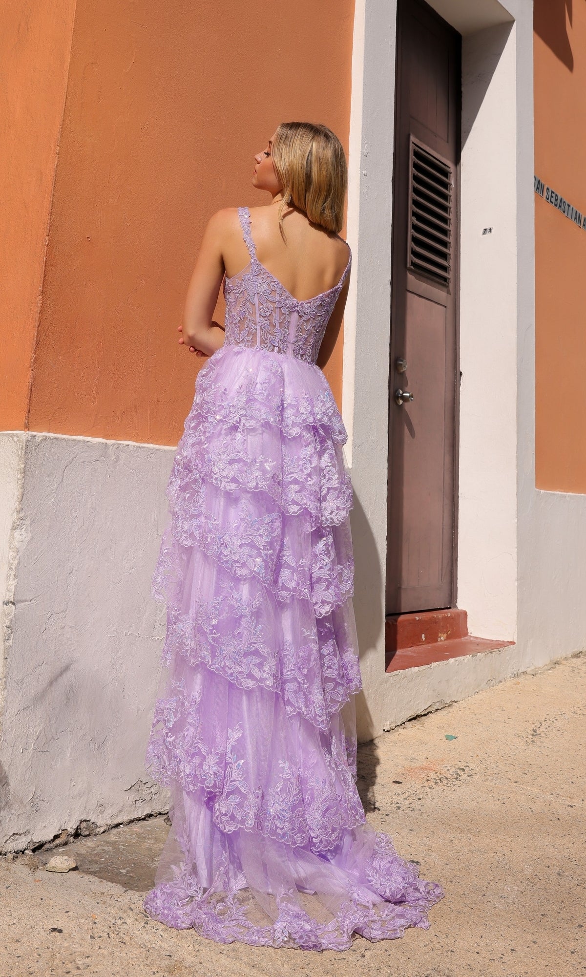 Elegante vestido de fiesta de encaje con volantes, corte A – Estilo T1335