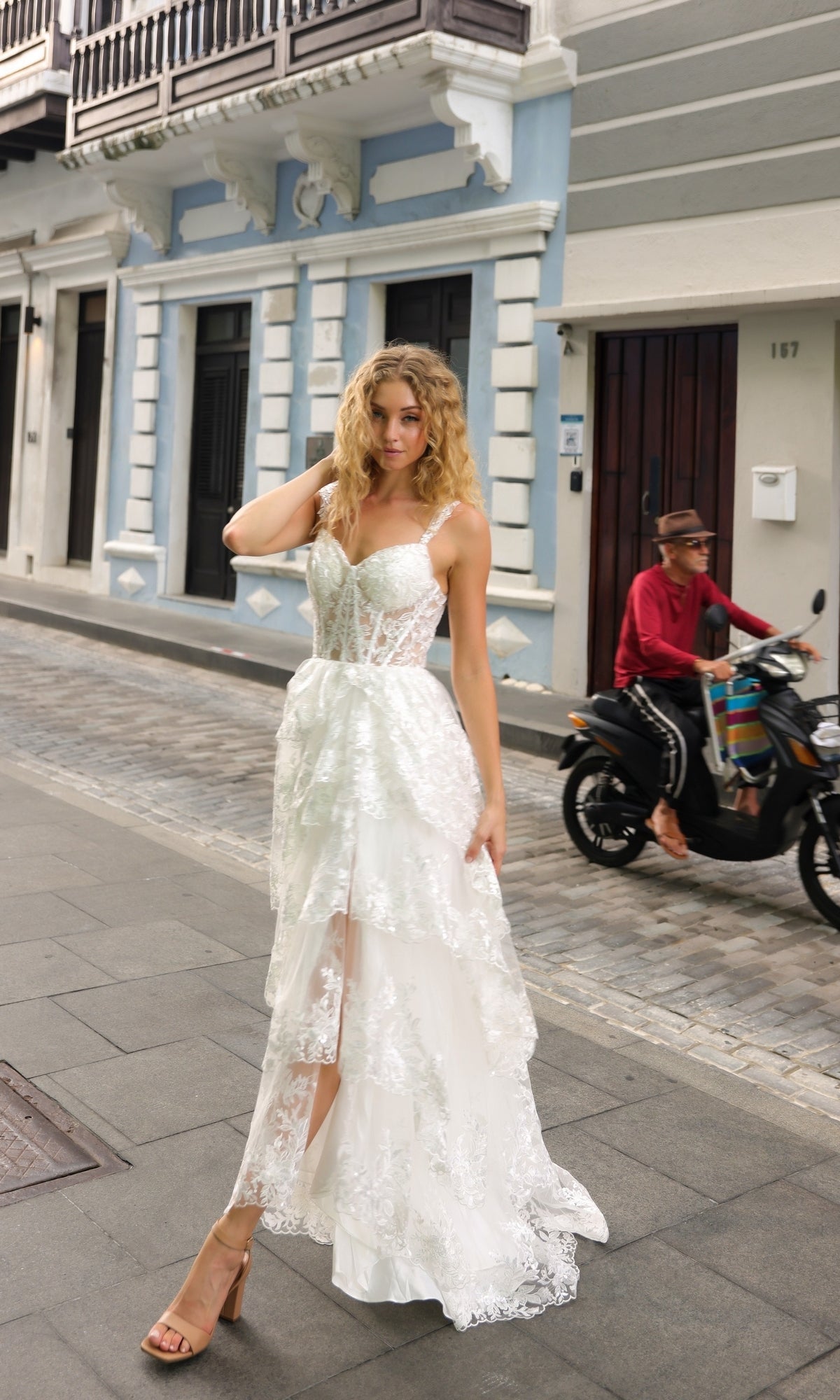 Elegante vestido de fiesta de encaje con volantes, corte A – Estilo T1335