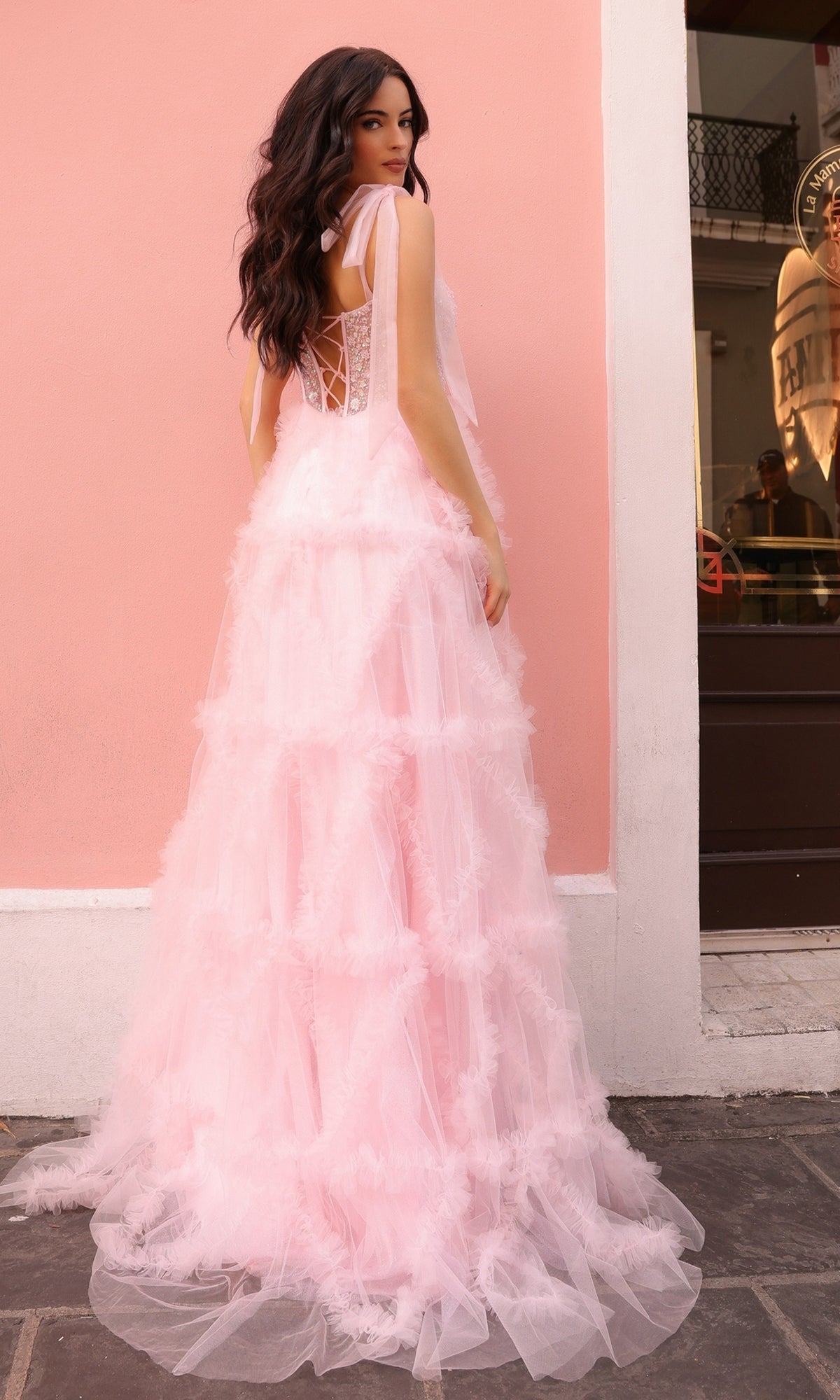 Vestido de fiesta largo con volantes y lazos en los hombros | Nox Anabel, estilo T1340