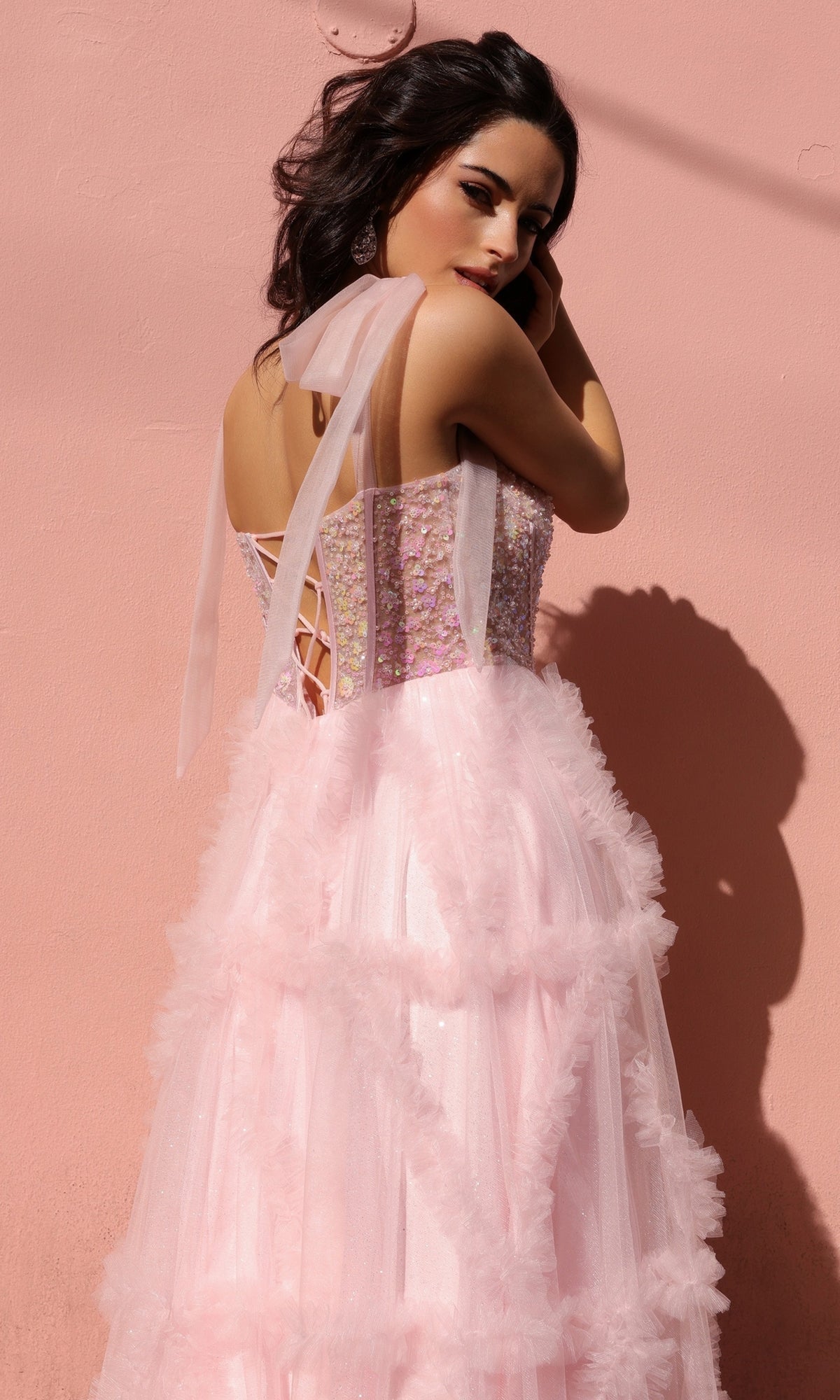 Vestido de fiesta largo con volantes y lazos en los hombros | Nox Anabel, estilo T1340