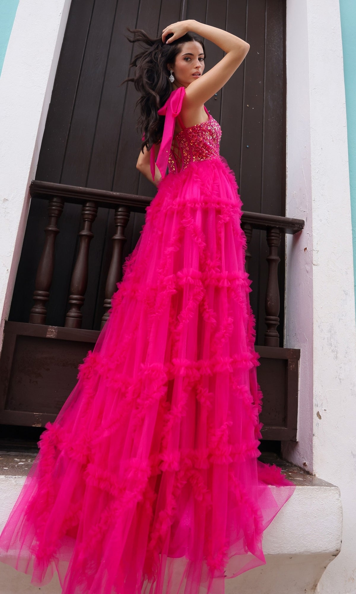 Vestido de fiesta largo con volantes y lazos en los hombros | Nox Anabel, estilo T1340