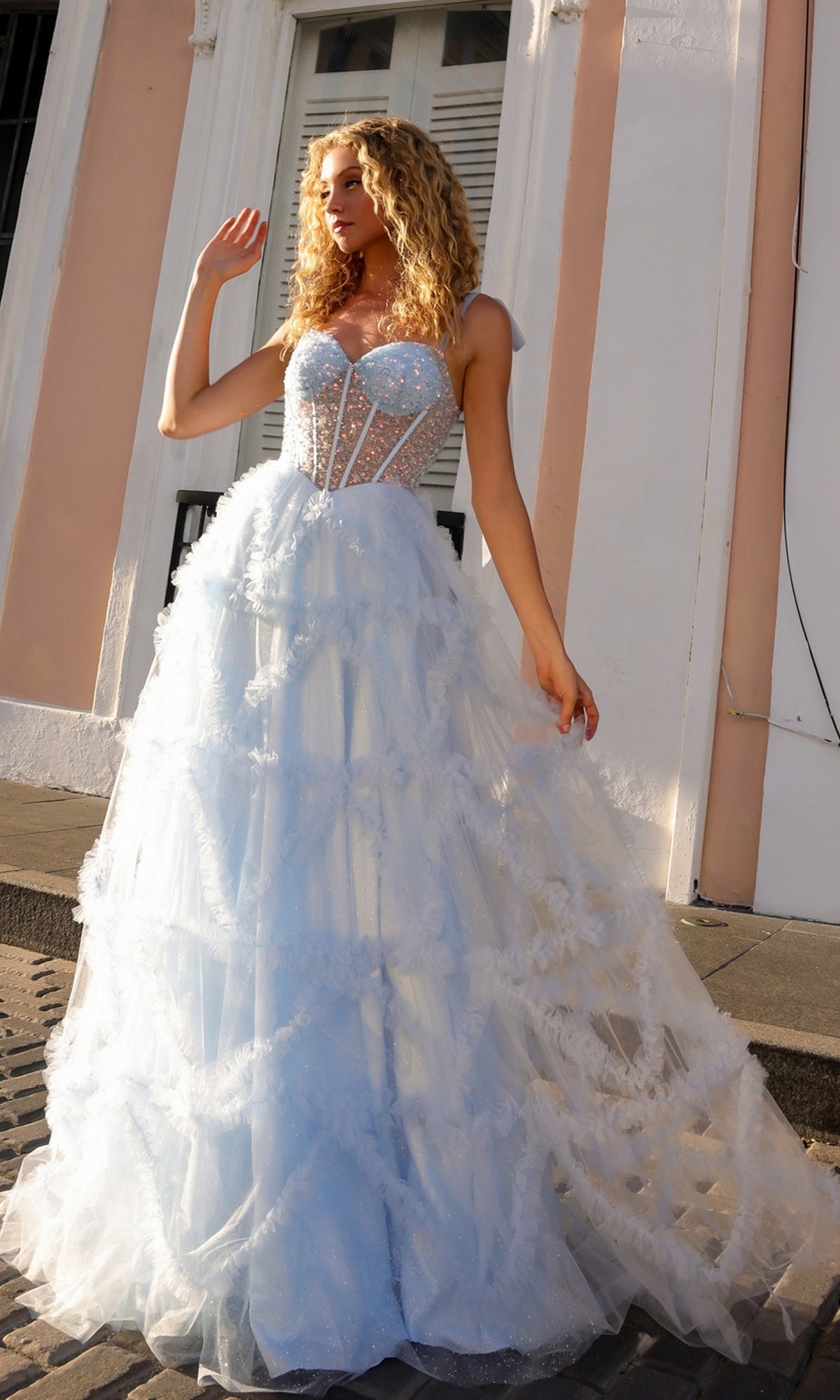 Vestido de fiesta largo con volantes y lazos en los hombros | Nox Anabel, estilo T1340