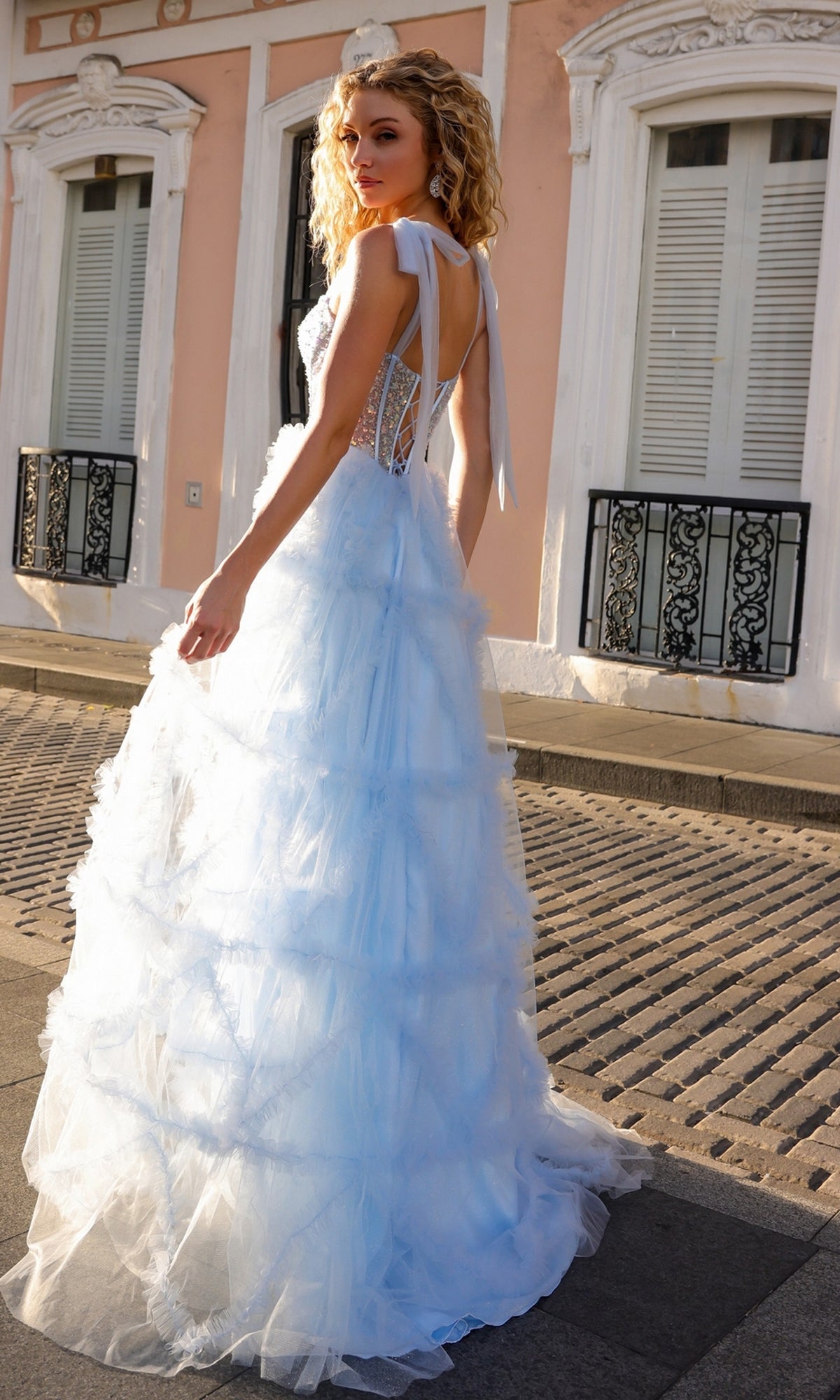 Vestido de fiesta largo con volantes y lazos en los hombros | Nox Anabel, estilo T1340