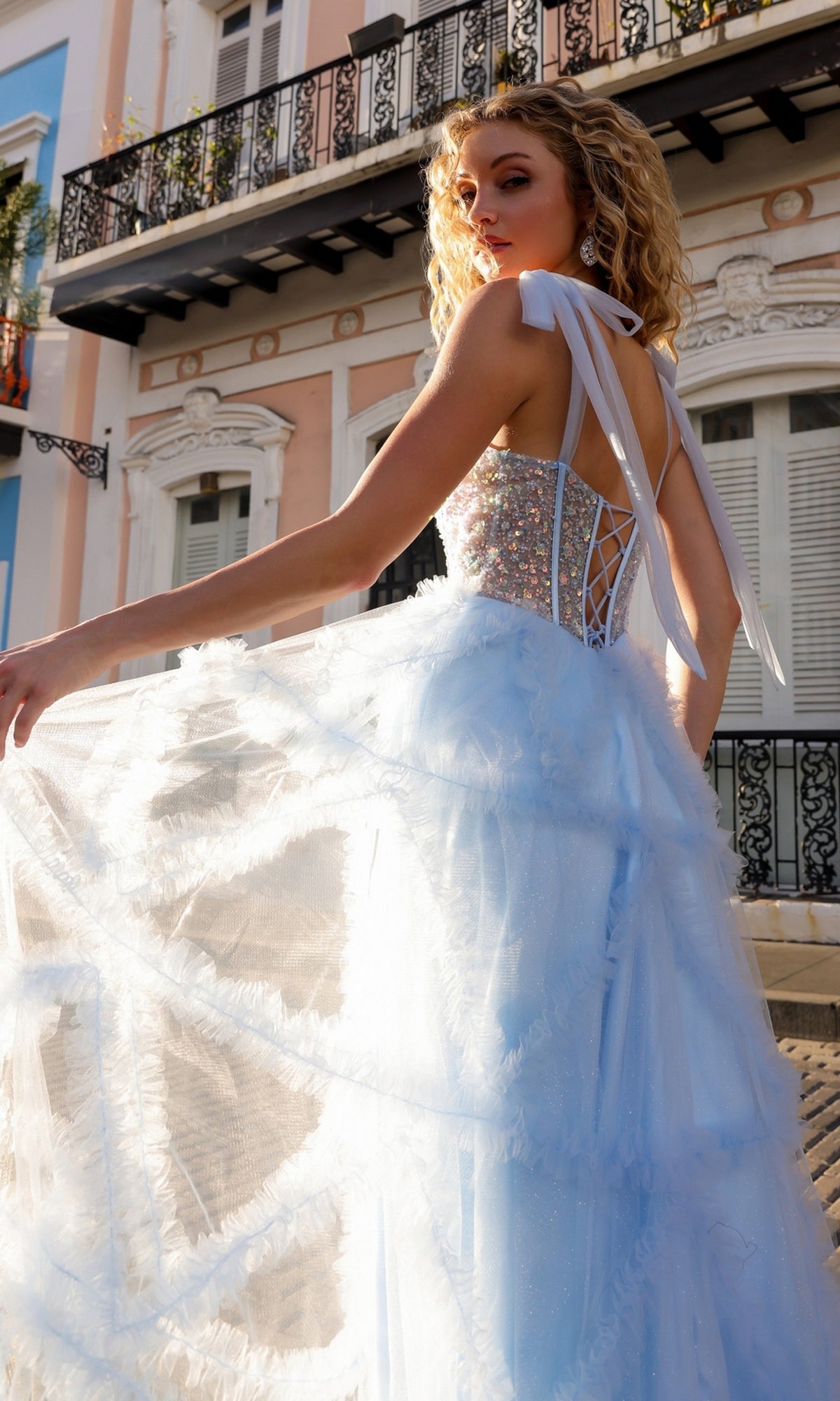 Vestido de fiesta largo con volantes y lazos en los hombros | Nox Anabel, estilo T1340