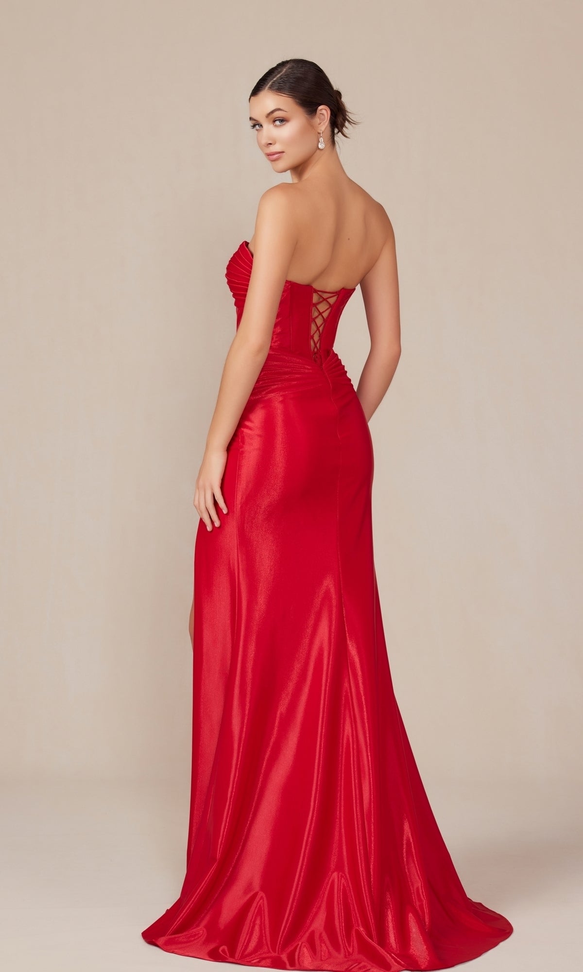 Impresionante vestido de fiesta Nox Anabel T1489 con cordones y sin tirantes