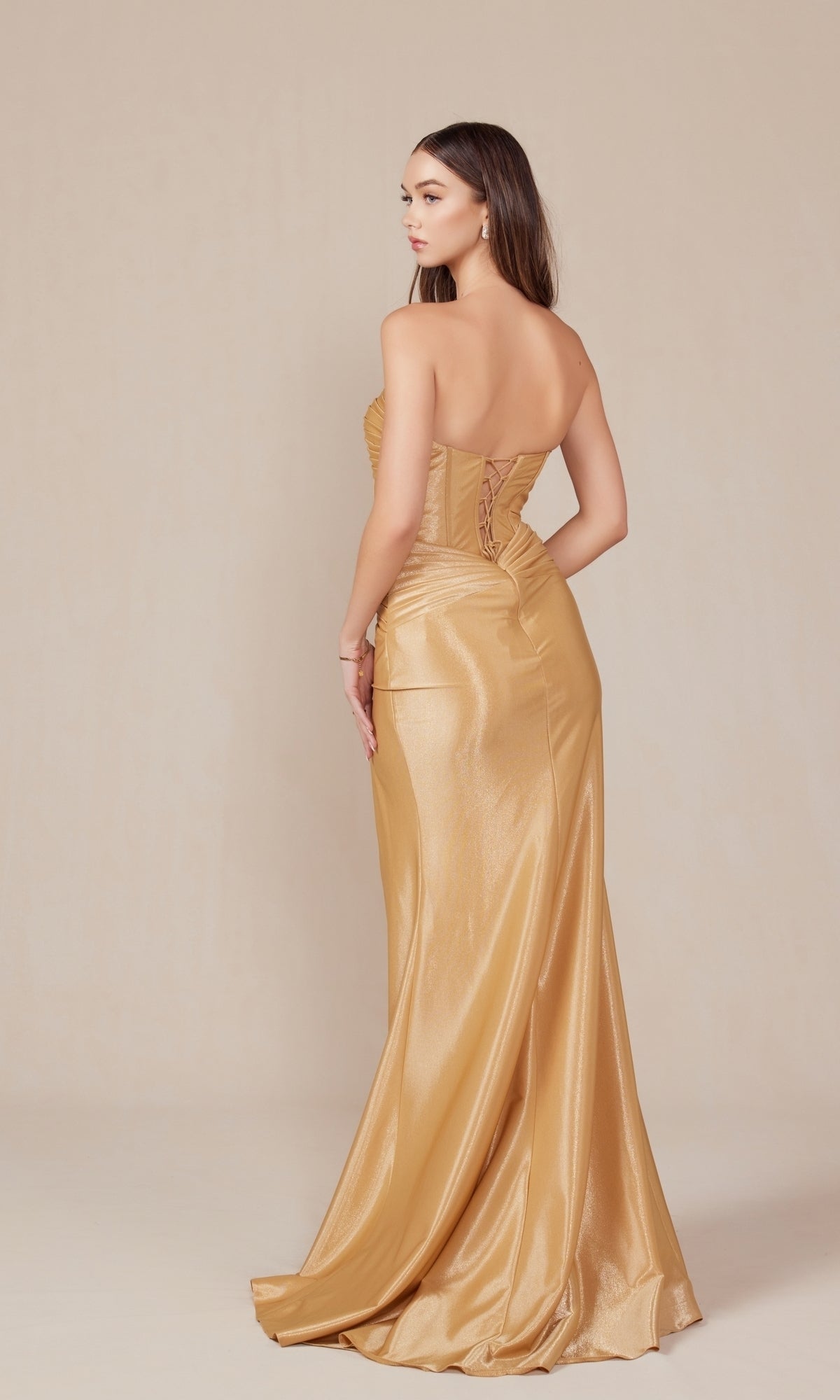 Impresionante vestido de fiesta Nox Anabel T1489 con cordones y sin tirantes