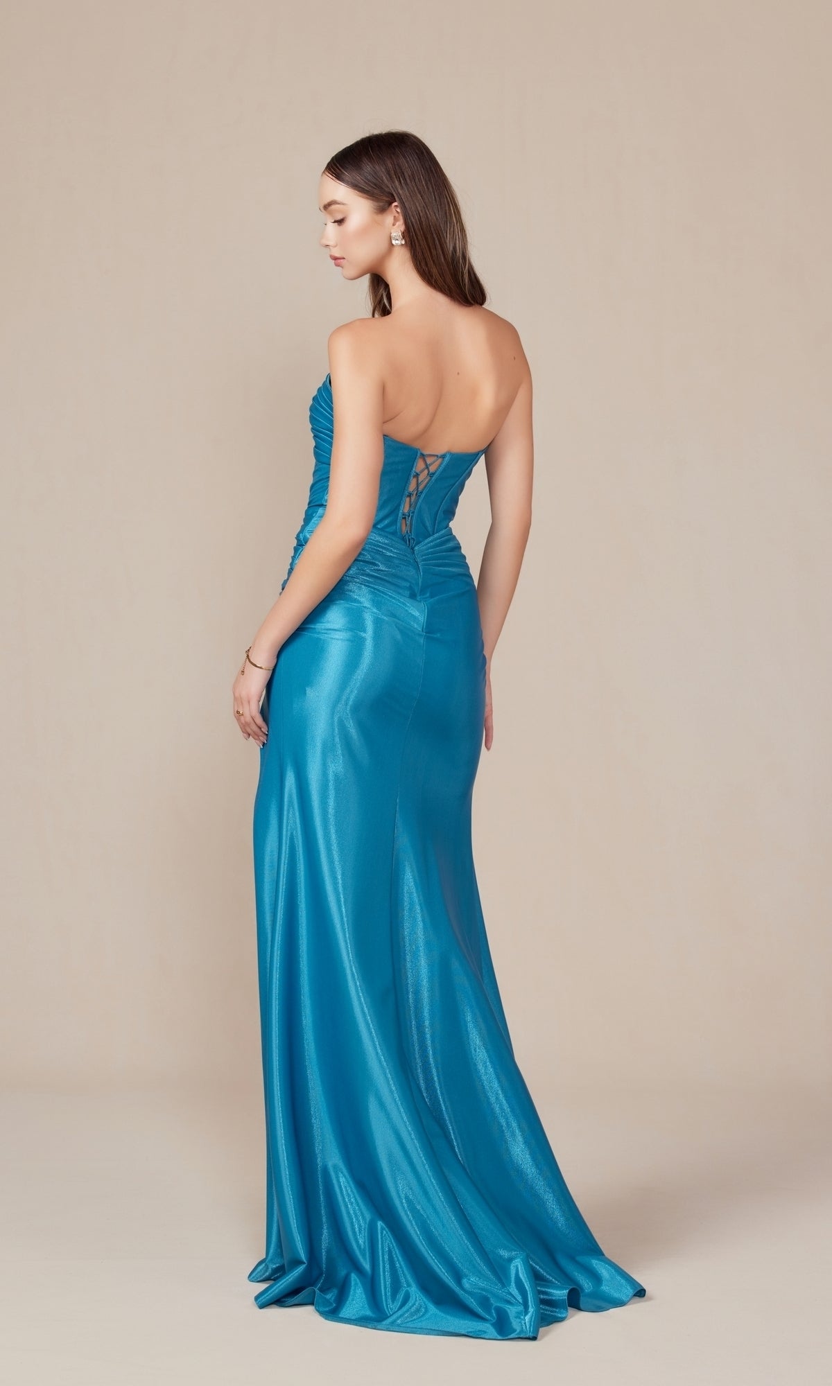Impresionante vestido de fiesta Nox Anabel T1489 con cordones y sin tirantes