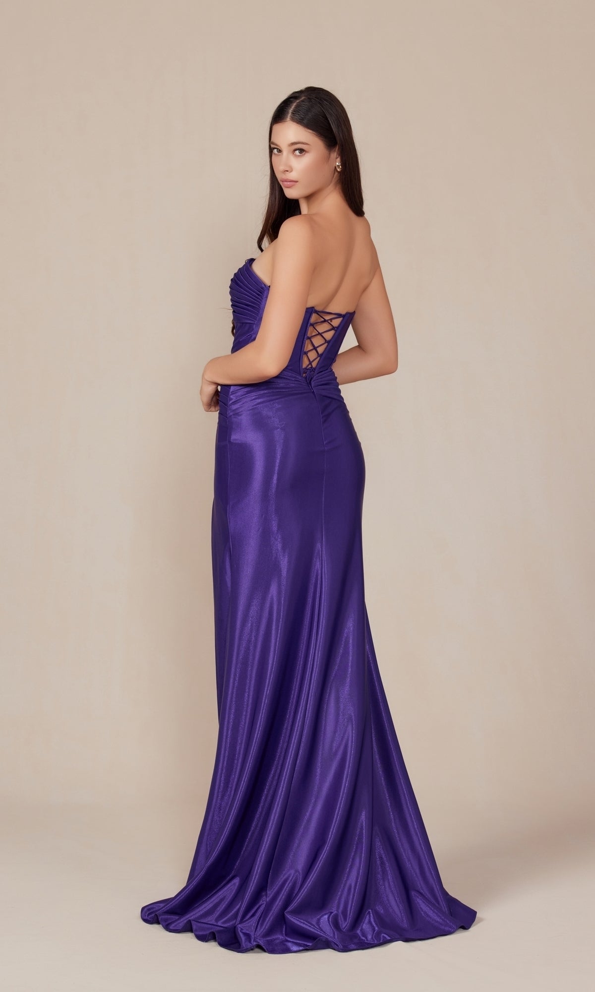 Impresionante vestido de fiesta Nox Anabel T1489 con cordones y sin tirantes