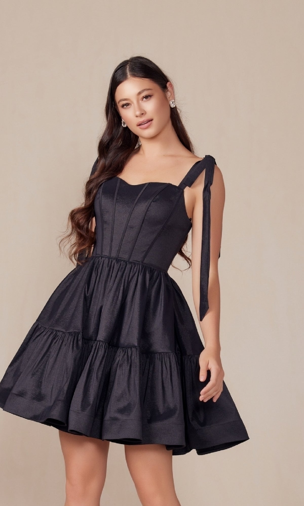 T869 Vestido corto de fiesta de corte A con hombros anudados y corsé
