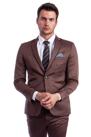 Traje de hombre de corte entallado de dos botones en tejido de piel de tiburón brillante en color marrón claro coñac con ribete de solapa negro.