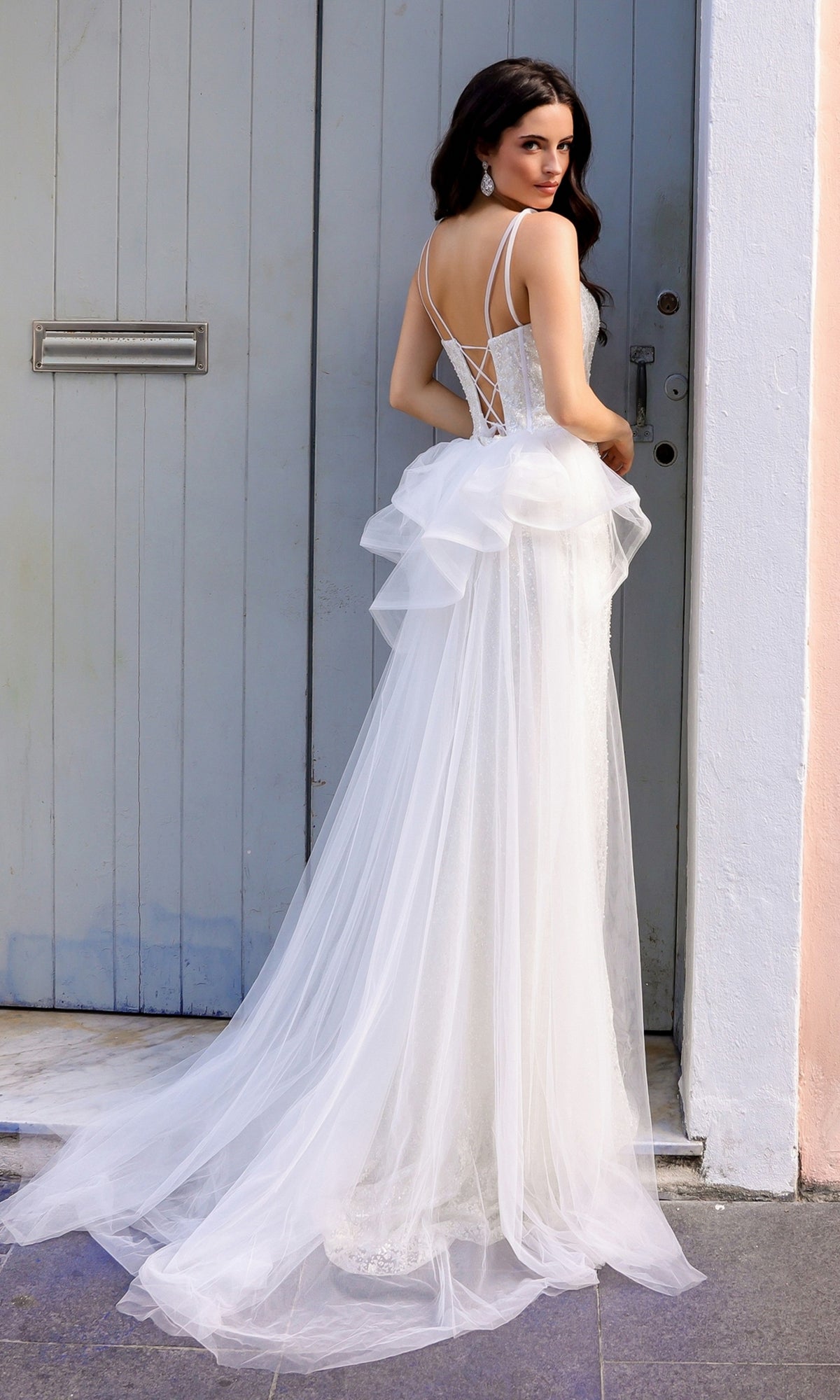 Nox Anabel Y1475: Elegante vestido de fiesta largo con estampado brillante y sobrefalda