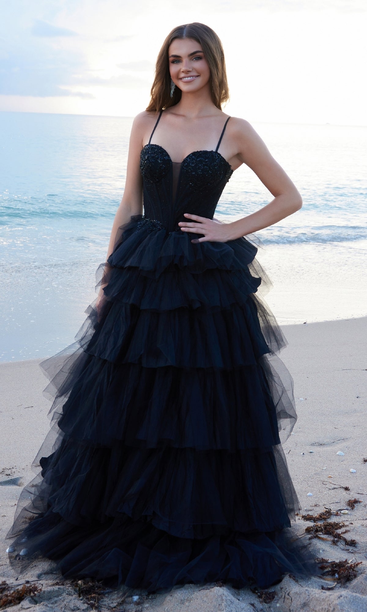 Nox Anabel Y1545: Elegante vestido de fiesta negro con volantes escalonados