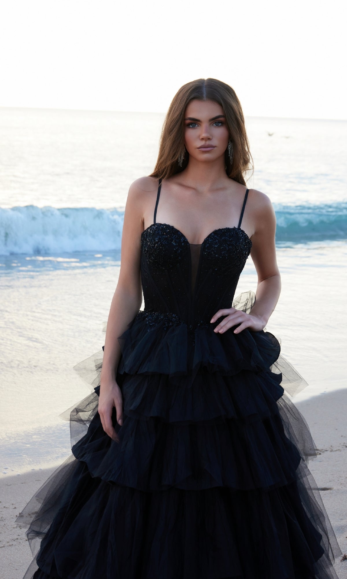 Nox Anabel Y1545: Elegante vestido de fiesta negro con volantes escalonados