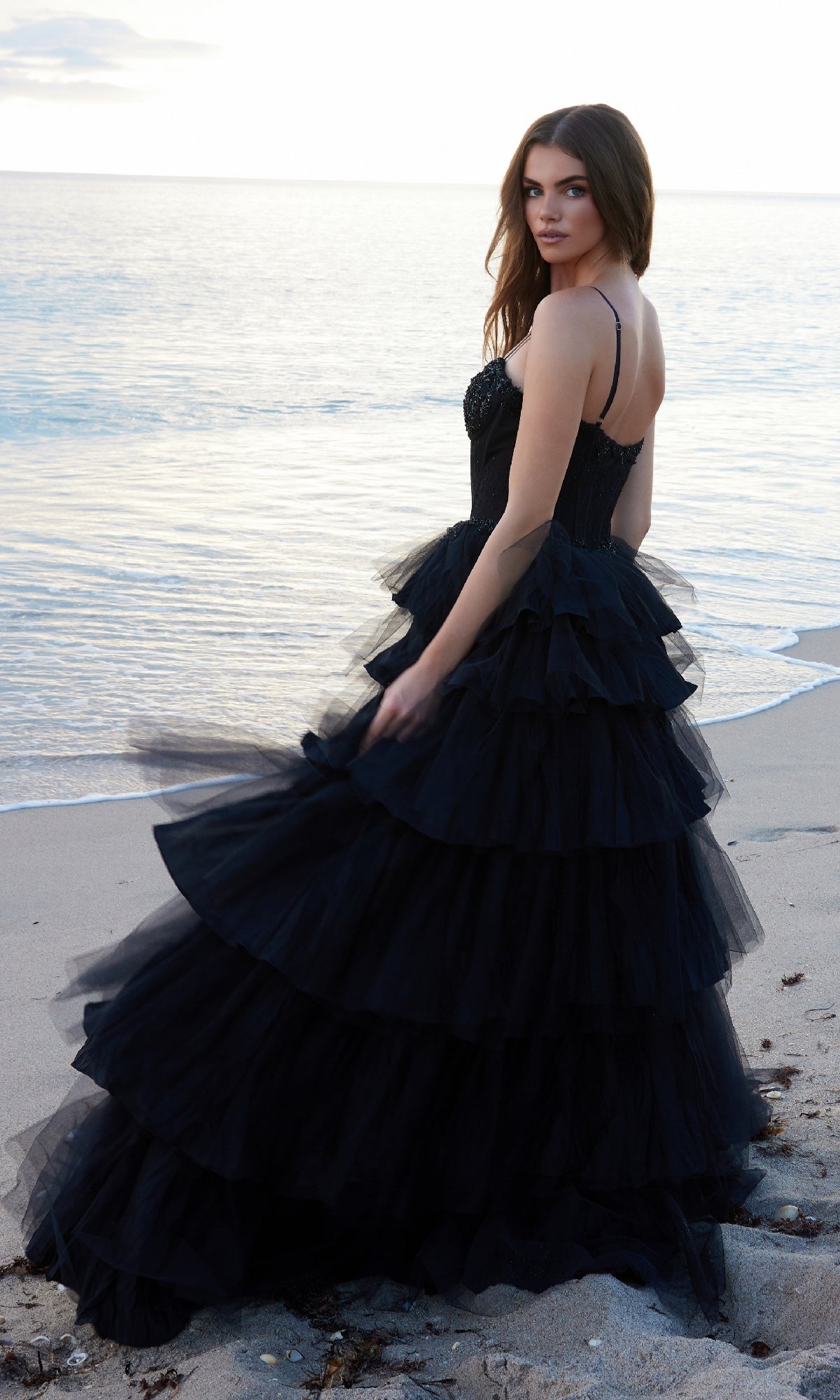 Nox Anabel Y1545: Elegante vestido de fiesta negro con volantes escalonados