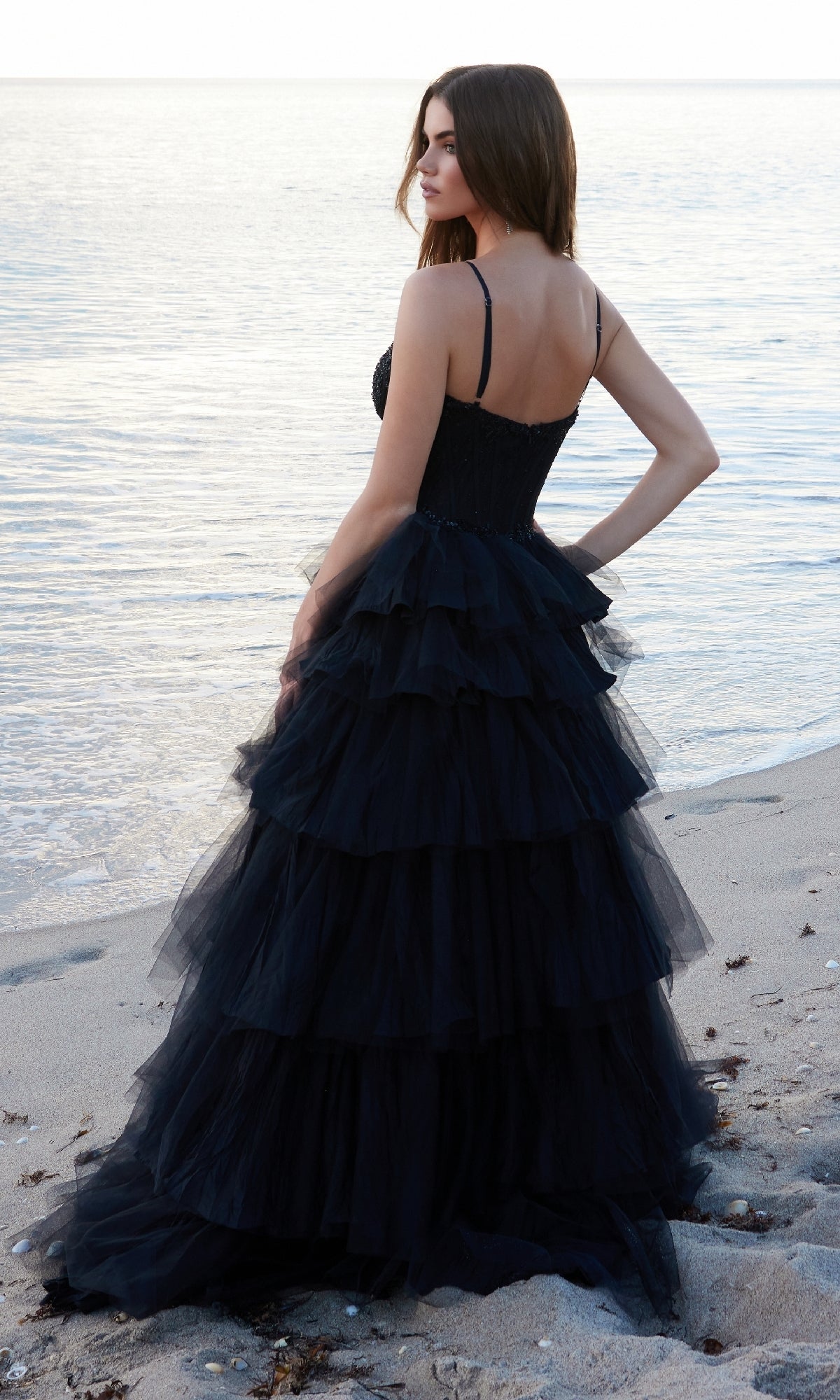 Nox Anabel Y1545: Elegante vestido de fiesta negro con volantes escalonados