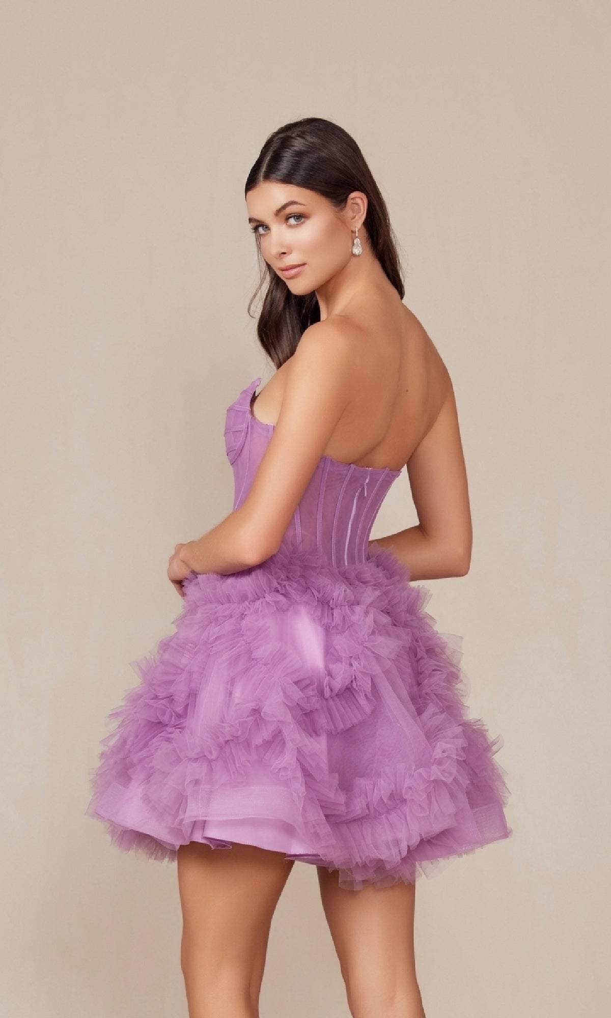 Vestido corto de fiesta sin tirantes con volantes Y859