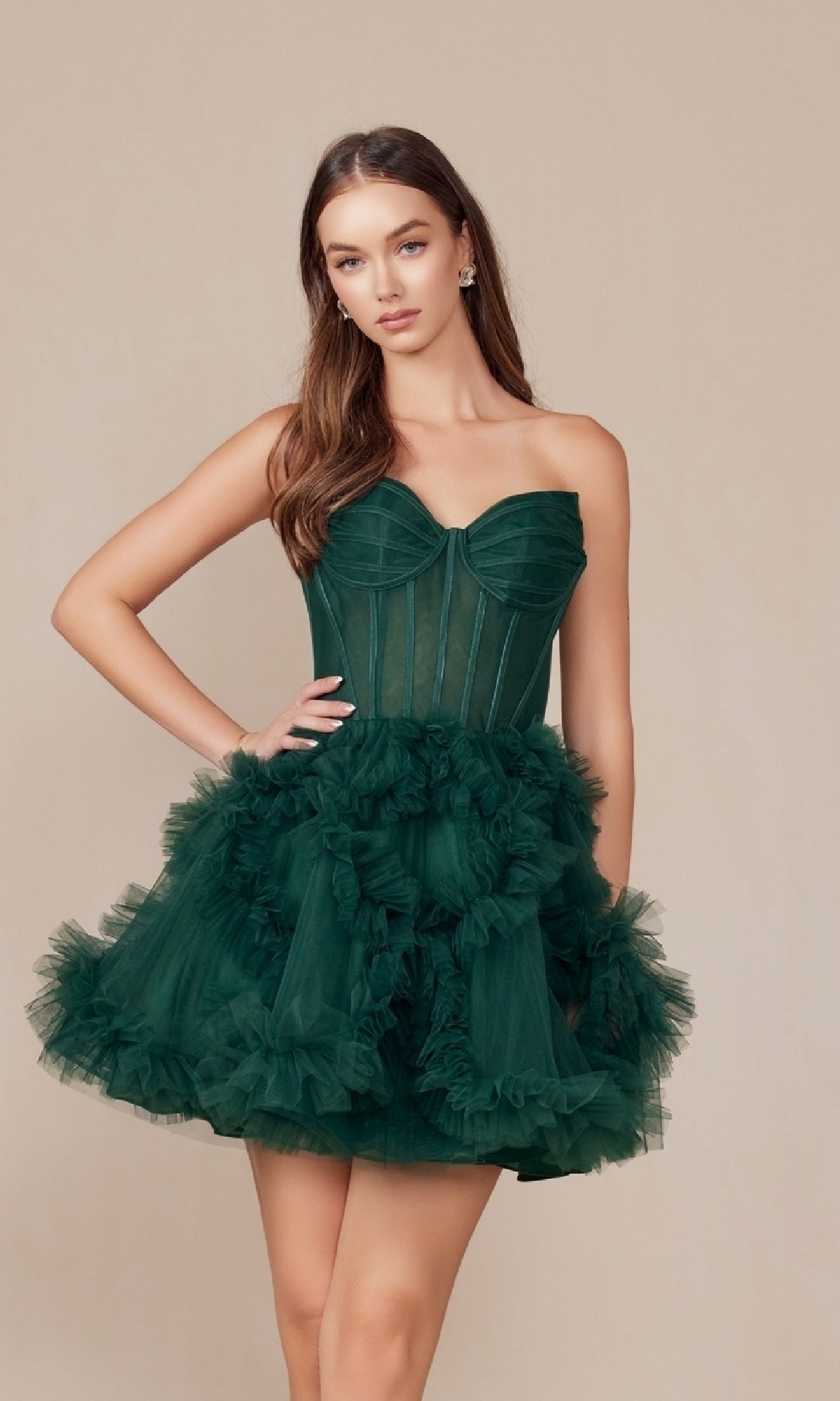 Vestido corto de fiesta sin tirantes con volantes Y859