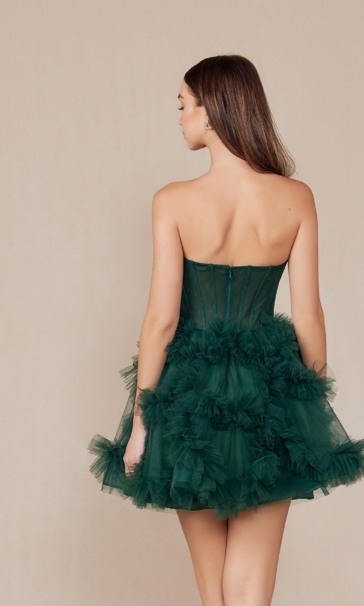 Vestido corto de fiesta sin tirantes con volantes Y859