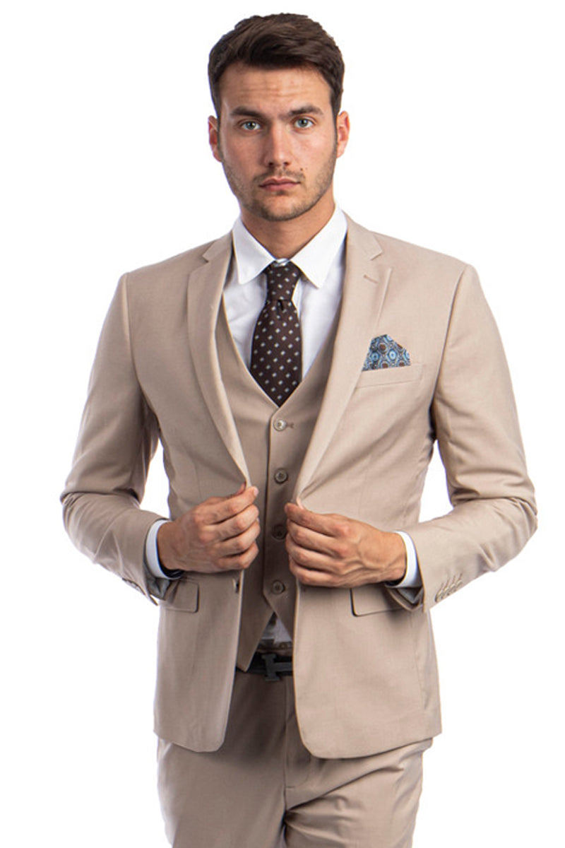Traje de hombre de dos botones, corte entallado, con chaleco, color liso básico, en color tostado medio