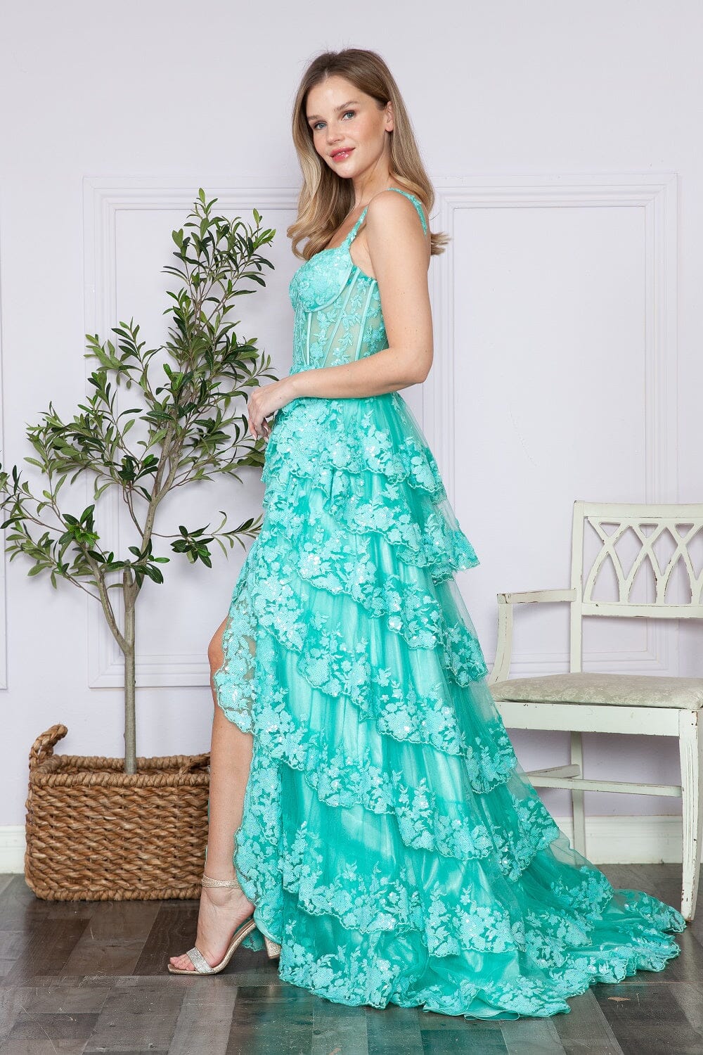 Vestido sin mangas con aberturas en capas y apliques de Poly USA 9410